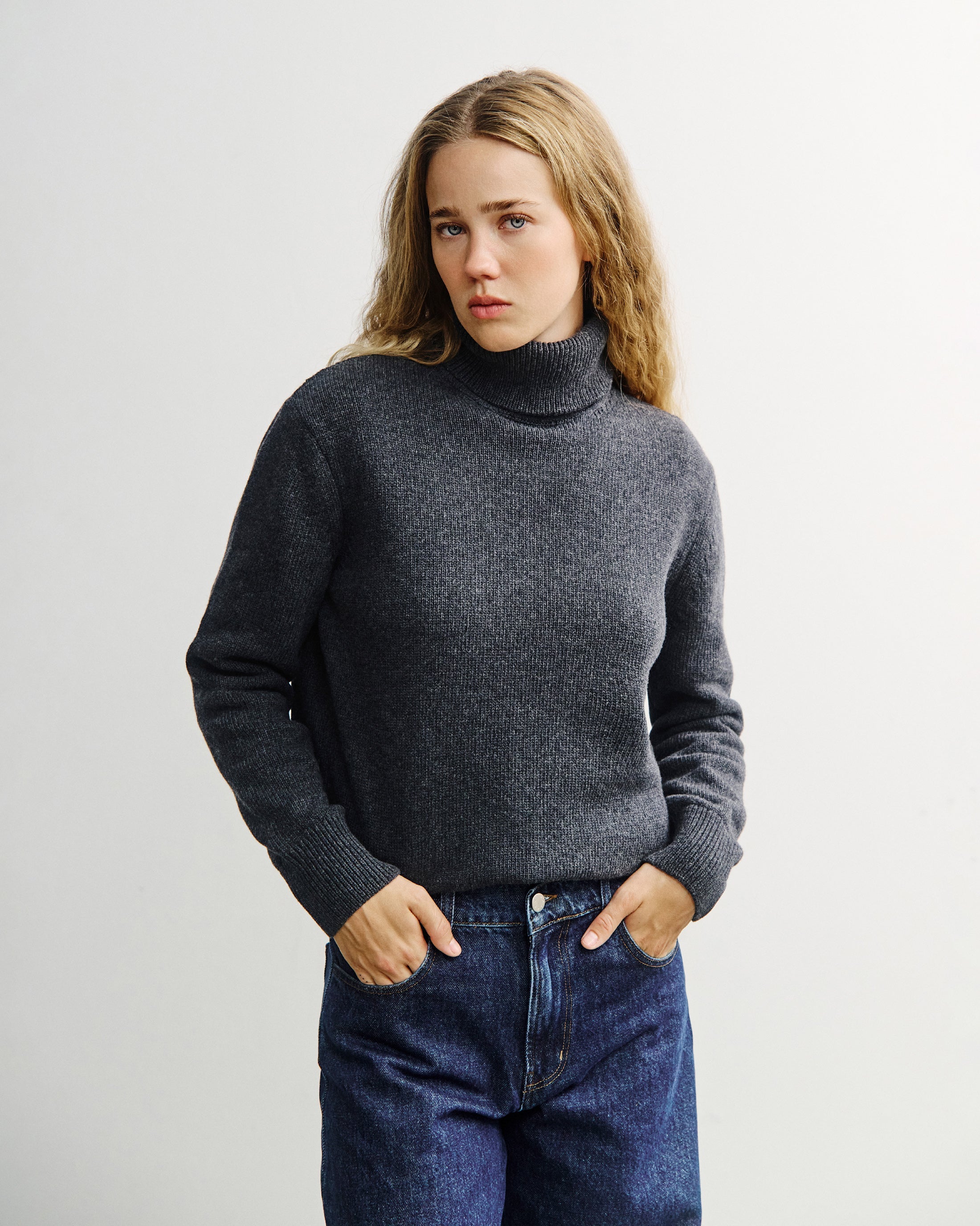 Grauer Pullover Rollkragen aus 100% recycelter Merinowolle von Rotholz