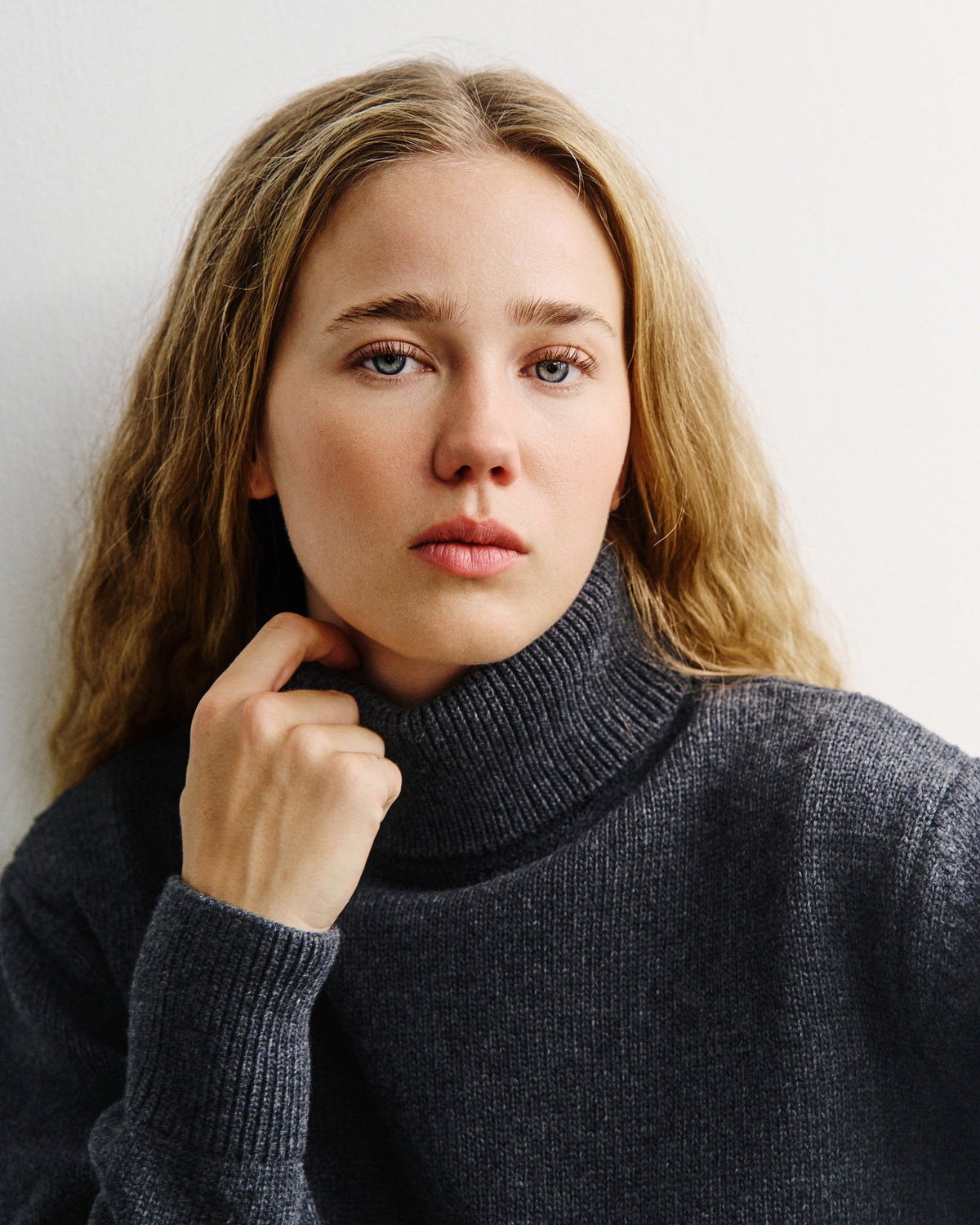 Grauer Pullover Rollkragen aus 100% recycelter Merinowolle von Rotholz