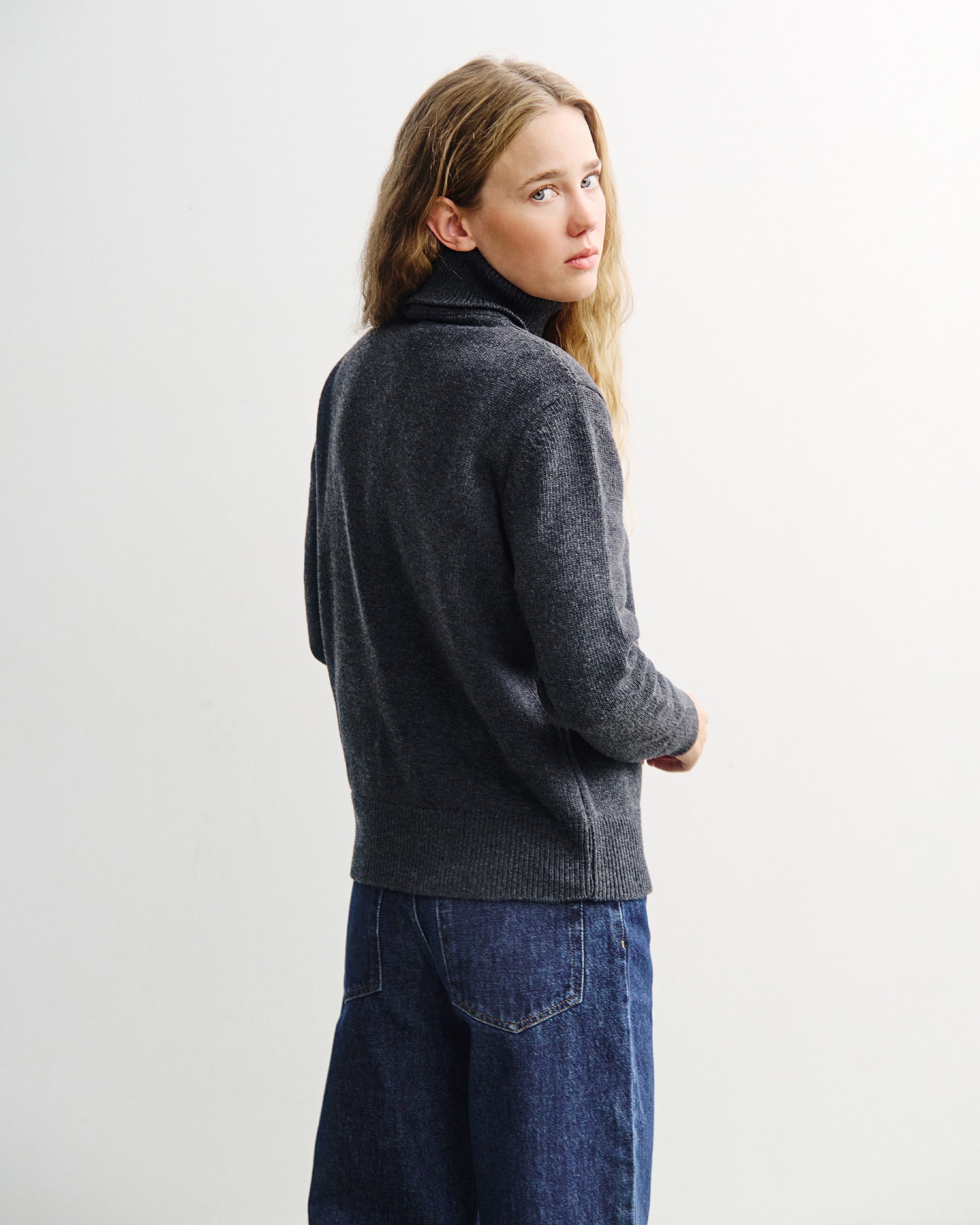 Grauer Pullover Rollkragen aus 100% recycelter Merinowolle von Rotholz