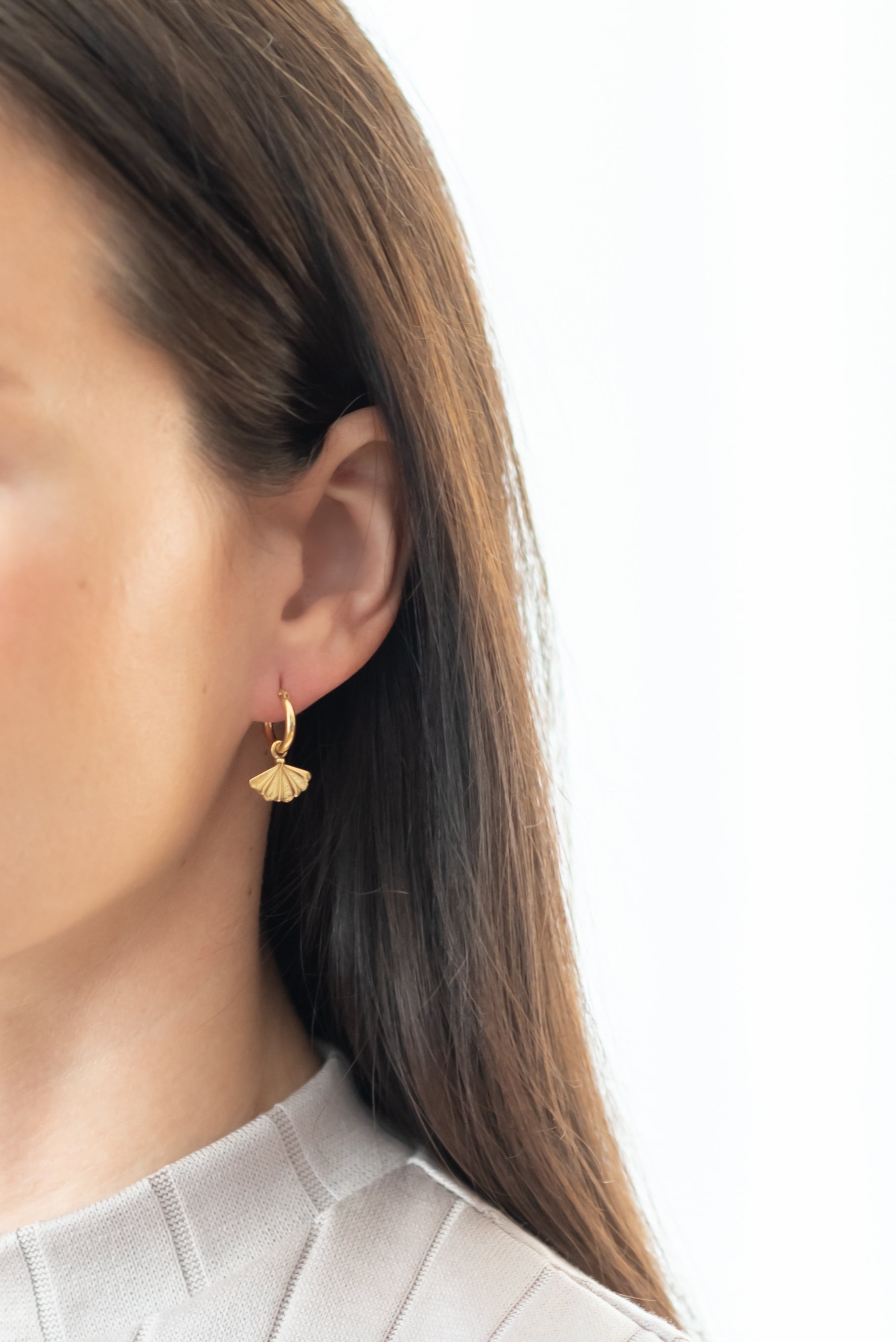 Boucles d'oreilles créoles Single Shell SANTIAGO en or par V Design Lab
