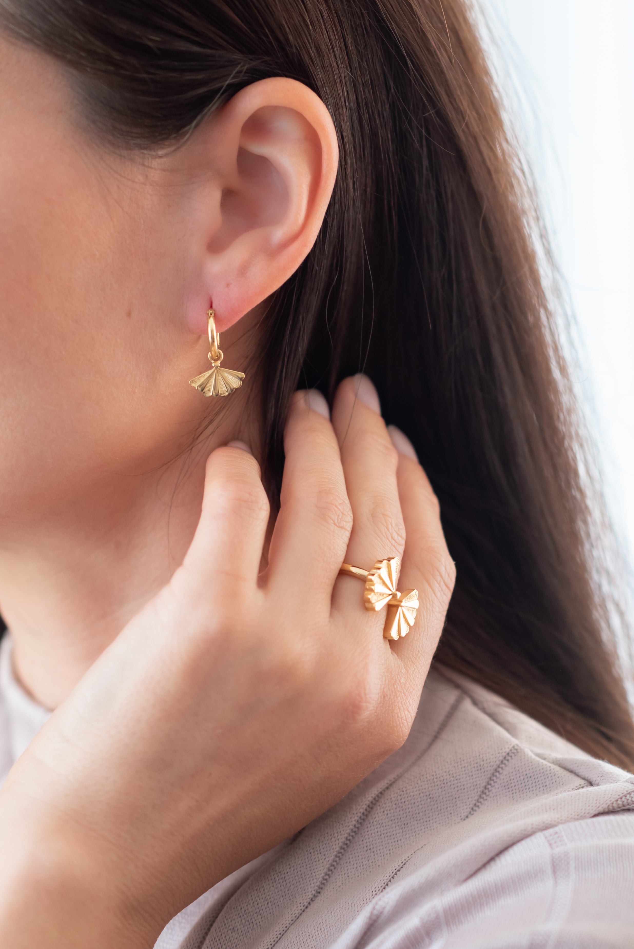 Boucles d'oreilles créoles Single Shell SANTIAGO en or par V Design Lab