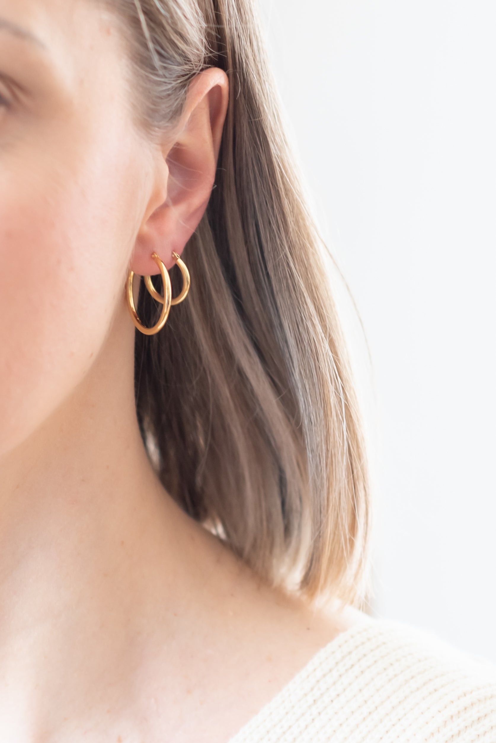 Boucles d'oreilles créoles Single Mini Hoop ESSENTIALS en or par V Design Lab