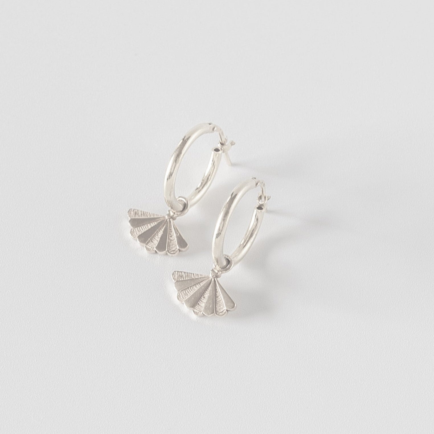 SANTIAGO Mini Creolen mit Muschelanhänger - 16mm von V Design Lab