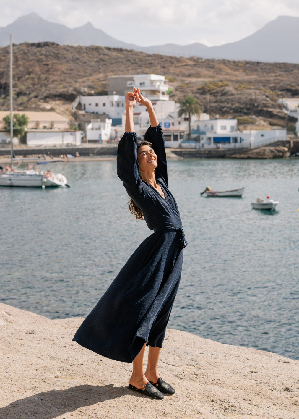 Beatrix Kleid in Navy aus Ecovero™ und Cupro™ von Komana