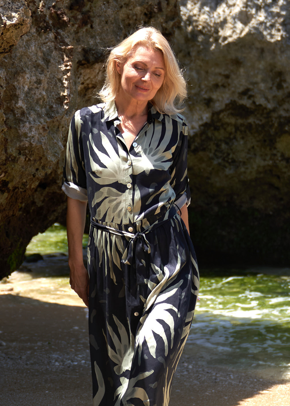 Irina Shirtdress Nightflower aus Ecovero und Cupro von KOMANA