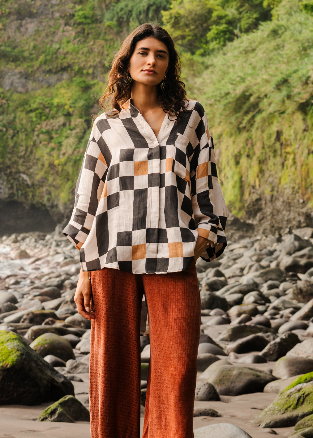 Bluse Serene Porto aus Cupro & Leinen von Komana