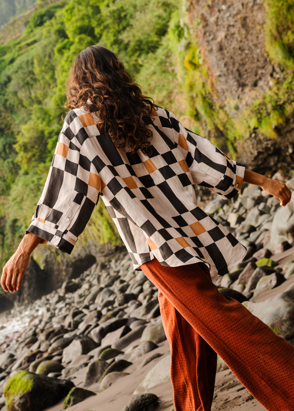 Bluse Serene Porto aus Cupro & Leinen von Komana