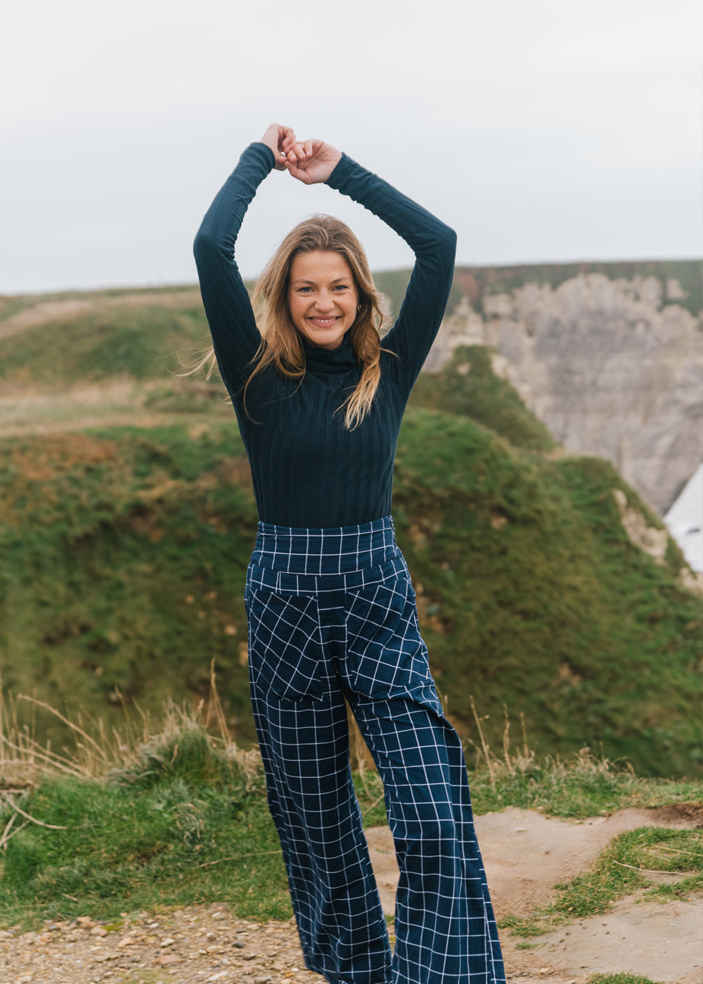 Pantalon Geena en coton bio à carreaux bleus de Komana