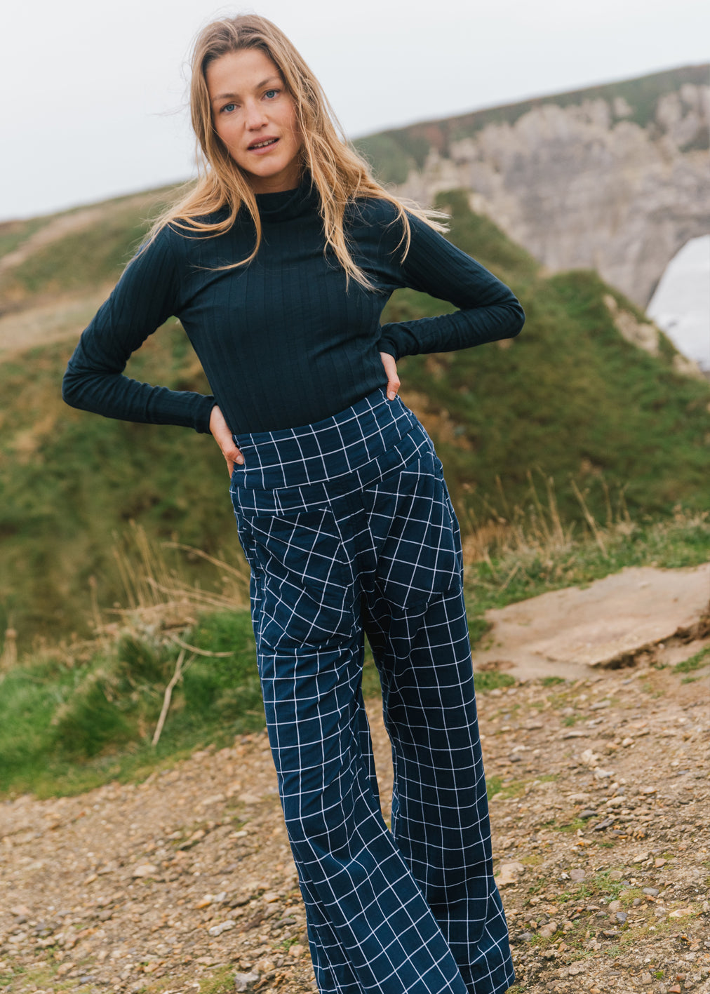 Pantalon Geena en coton bio à carreaux bleus de Komana