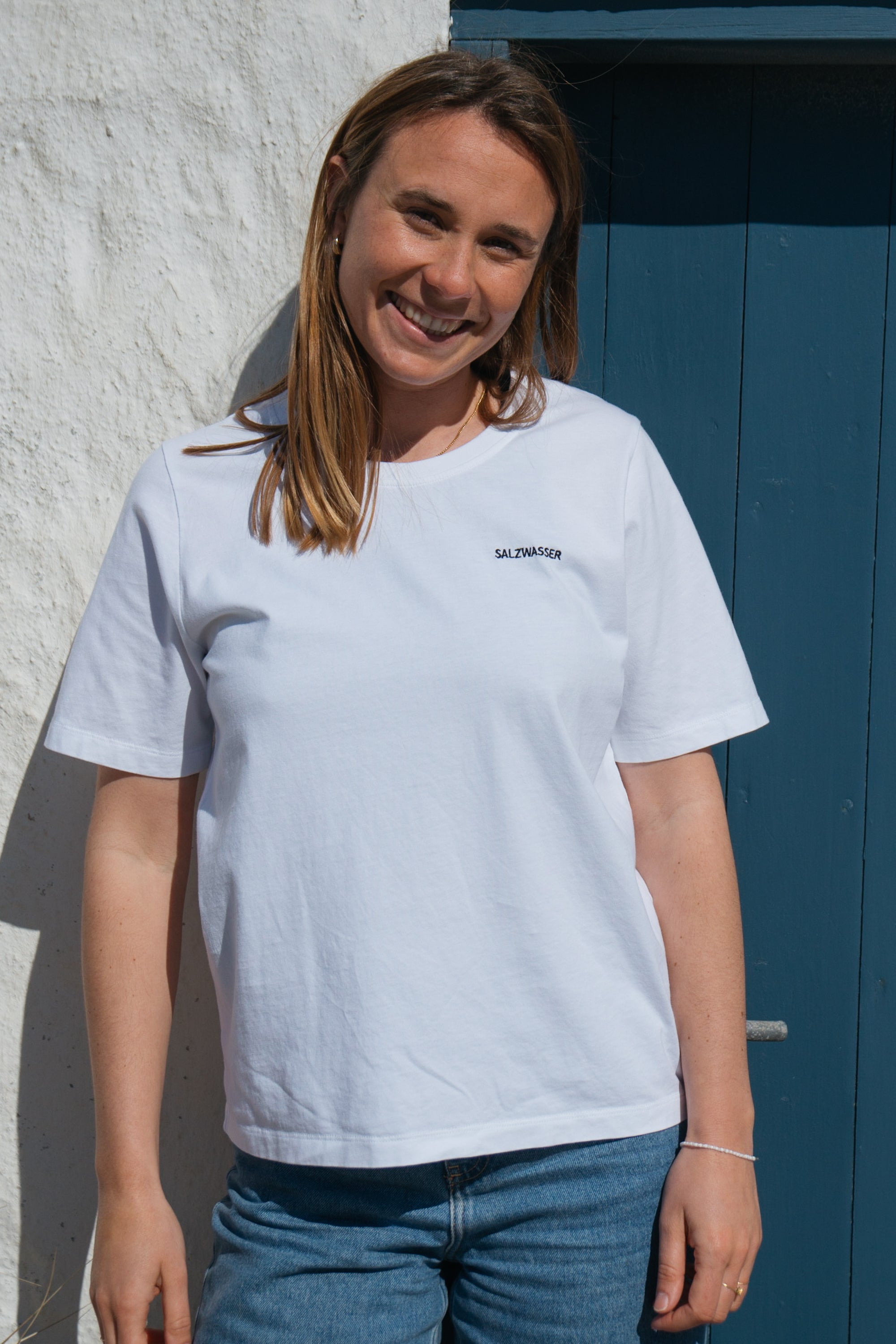 Frau trägt SALZWASSER T-Shirt in Weiß in der Natur