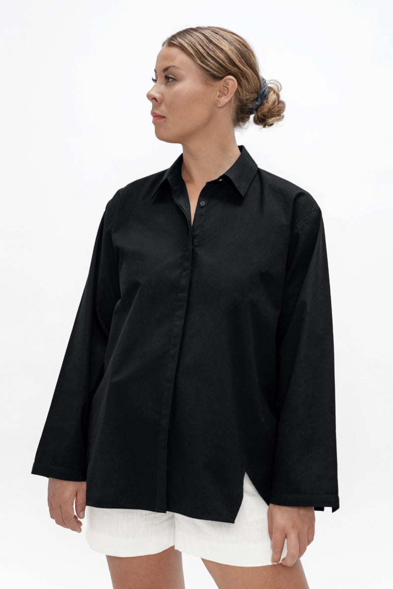 Schwarze, weitgeschnittene Bluse Budapest BUD aus Bio-Baumwolle von 1 People