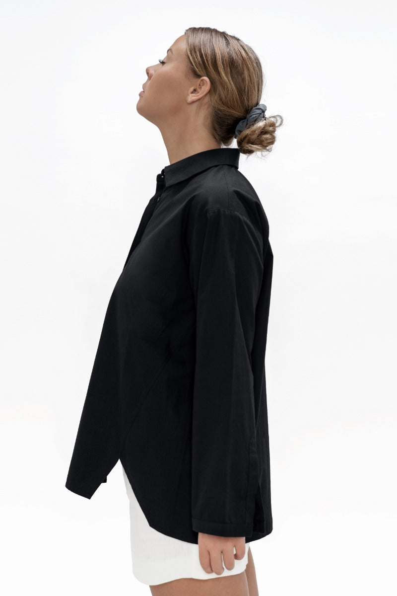 Schwarze, weitgeschnittene Bluse Budapest BUD aus Bio-Baumwolle von 1 People