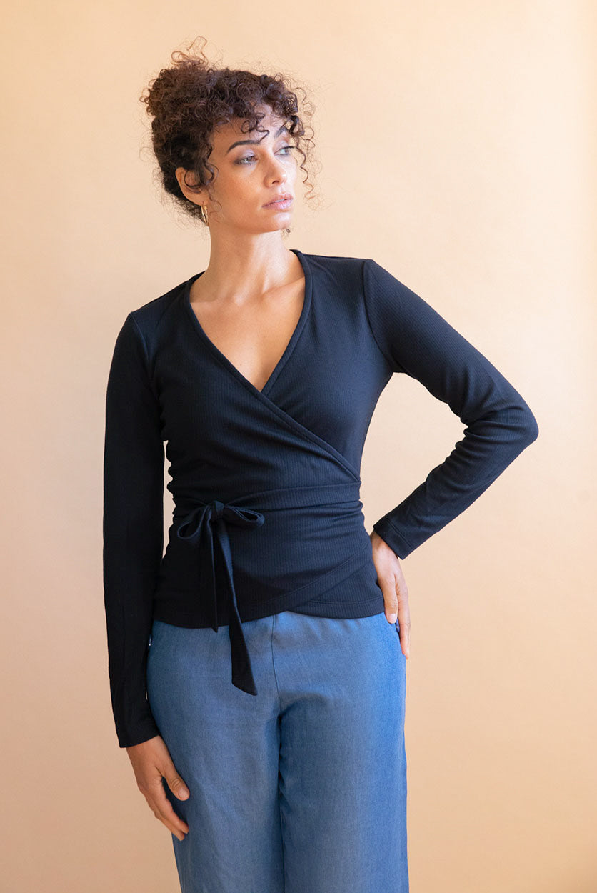 Cache-cœur noir en tissu Tencel côtelé, conçu en France dans une démarche éthique et durable.