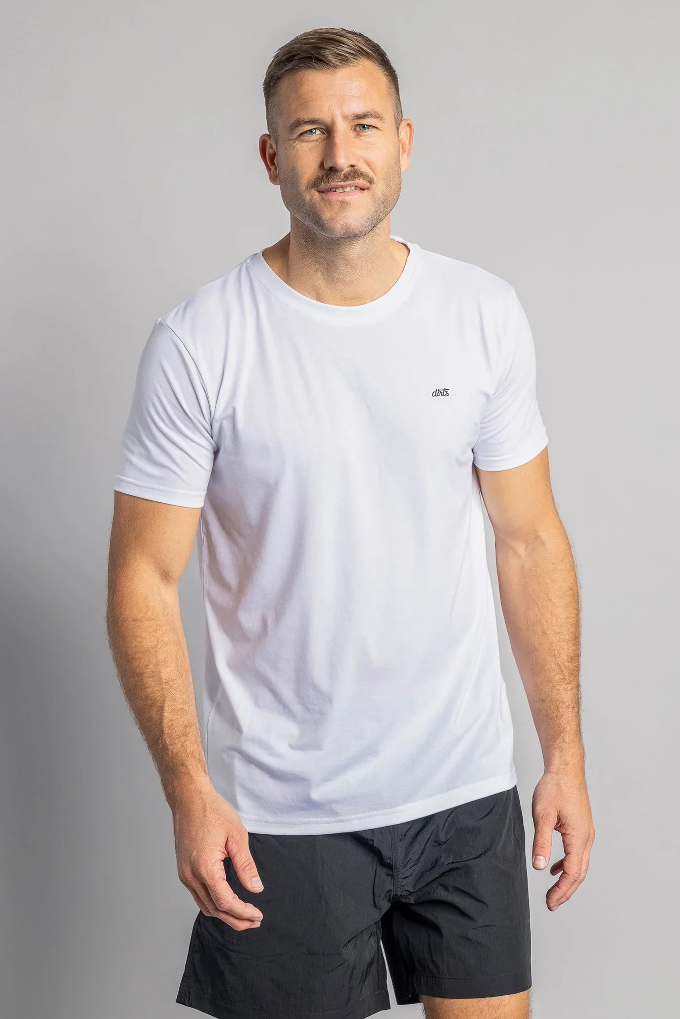 Weisses Classic Athletic T-Shirt (Shorter Version) aus DriRelease® von Dirts