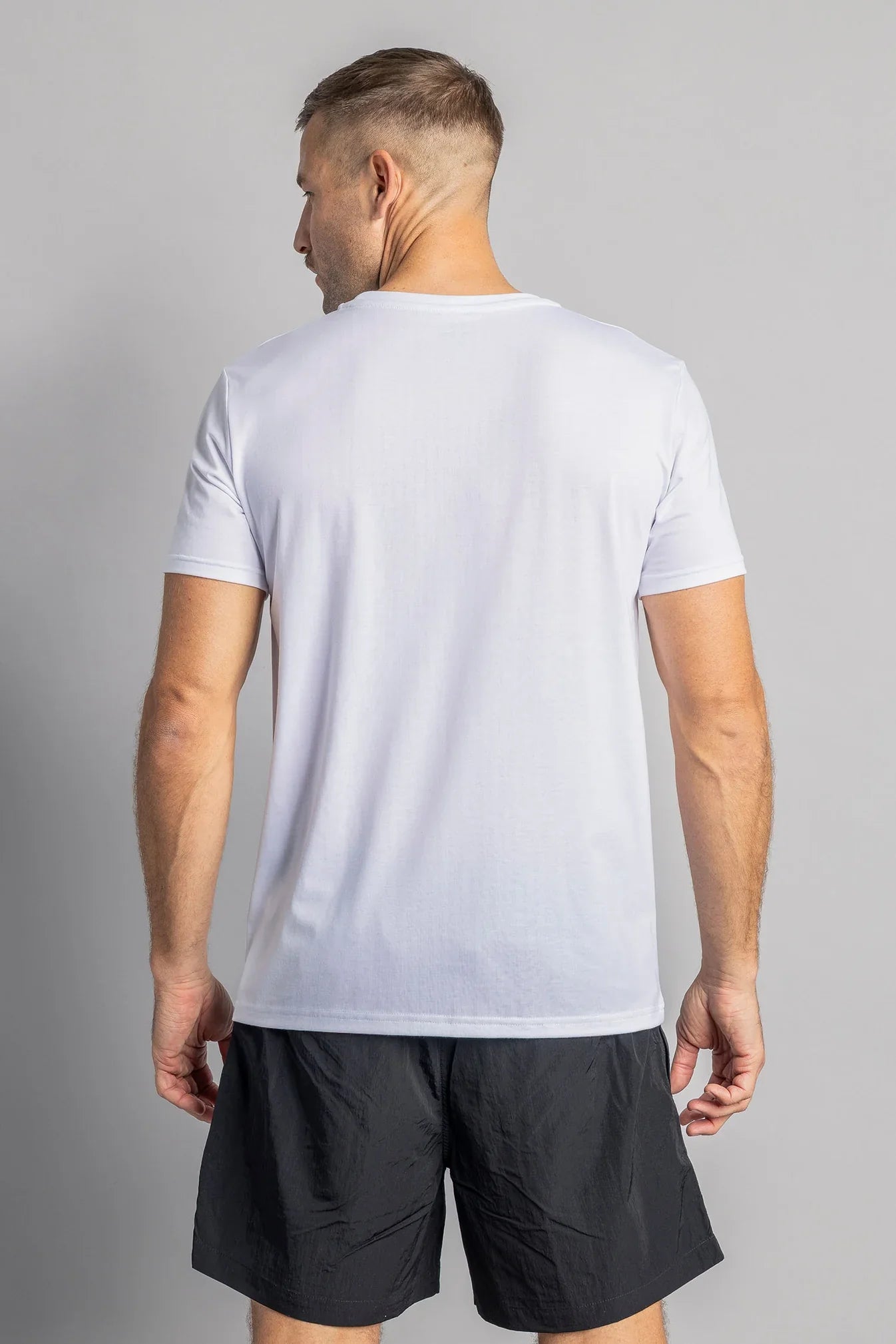 Weisses Classic Athletic T-Shirt (Shorter Version) aus DriRelease® von Dirts