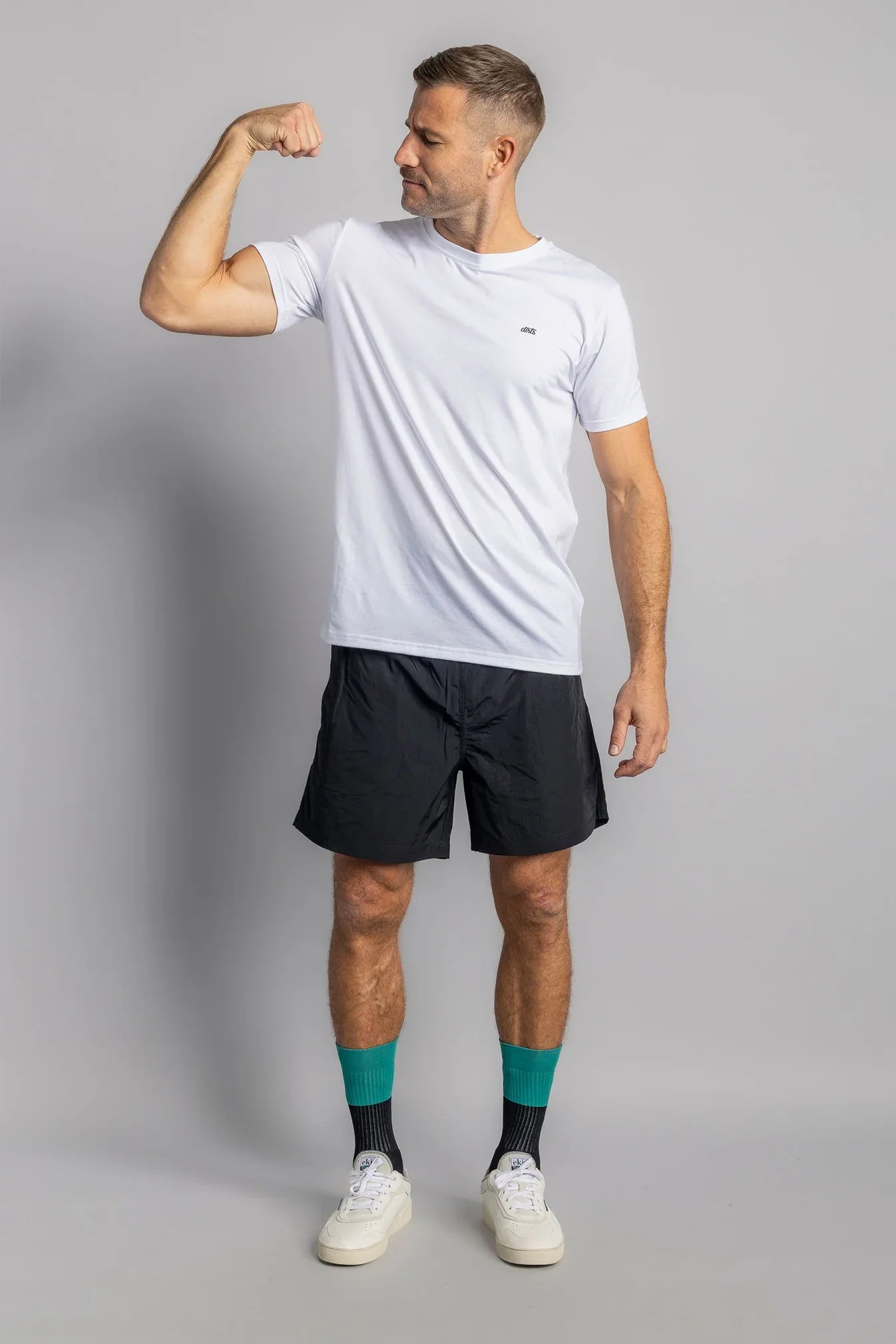 Weisses Classic Athletic T-Shirt (Shorter Version) aus DriRelease® von Dirts