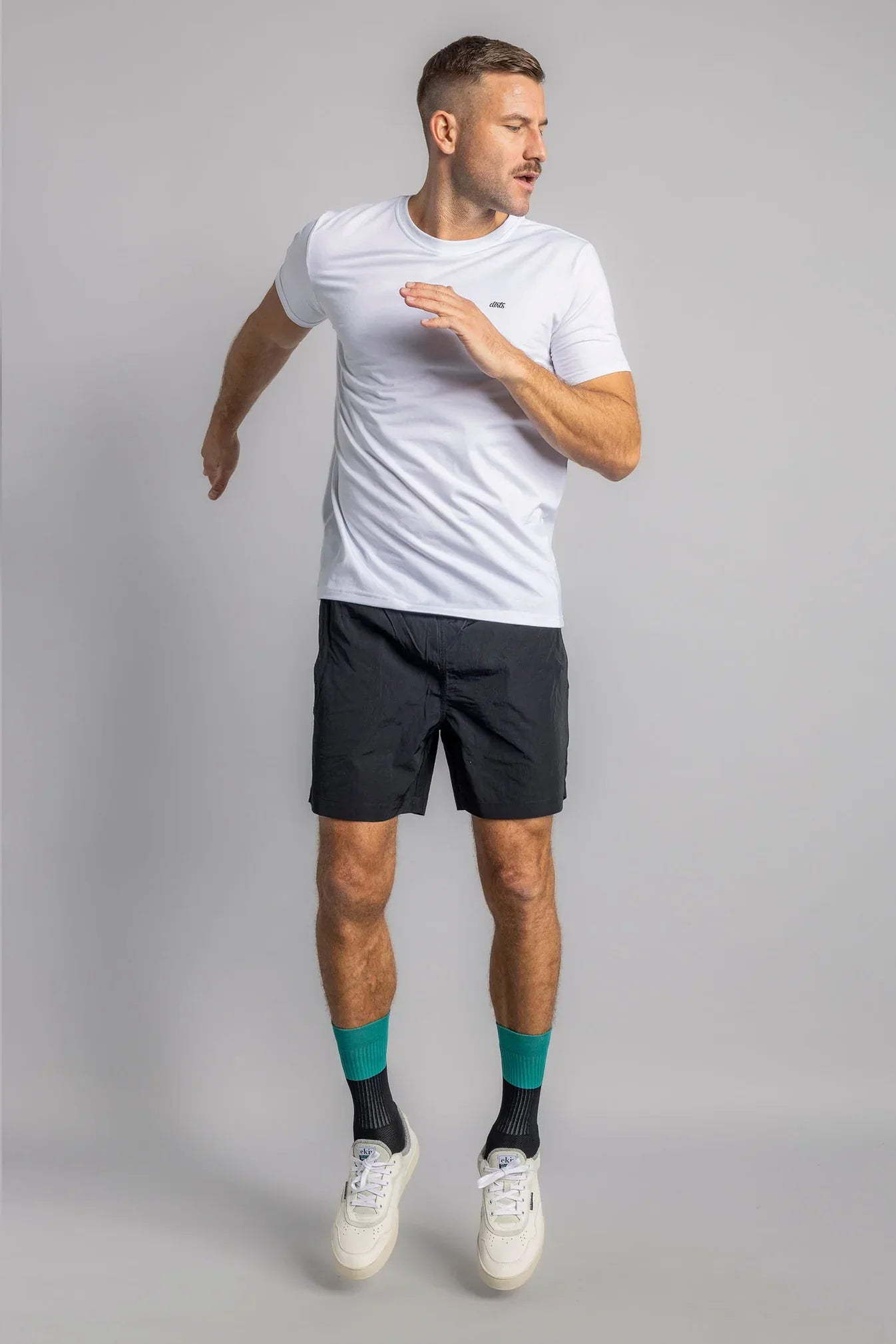 Weisses Classic Athletic T-Shirt (Shorter Version) aus DriRelease® von Dirts