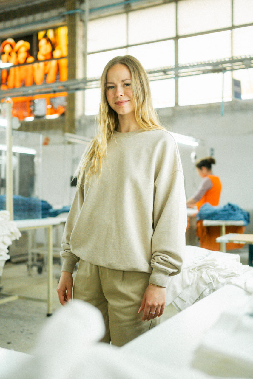 Beiger Oversized Sweater aus 100% Bio-Baumwolle von Dirts