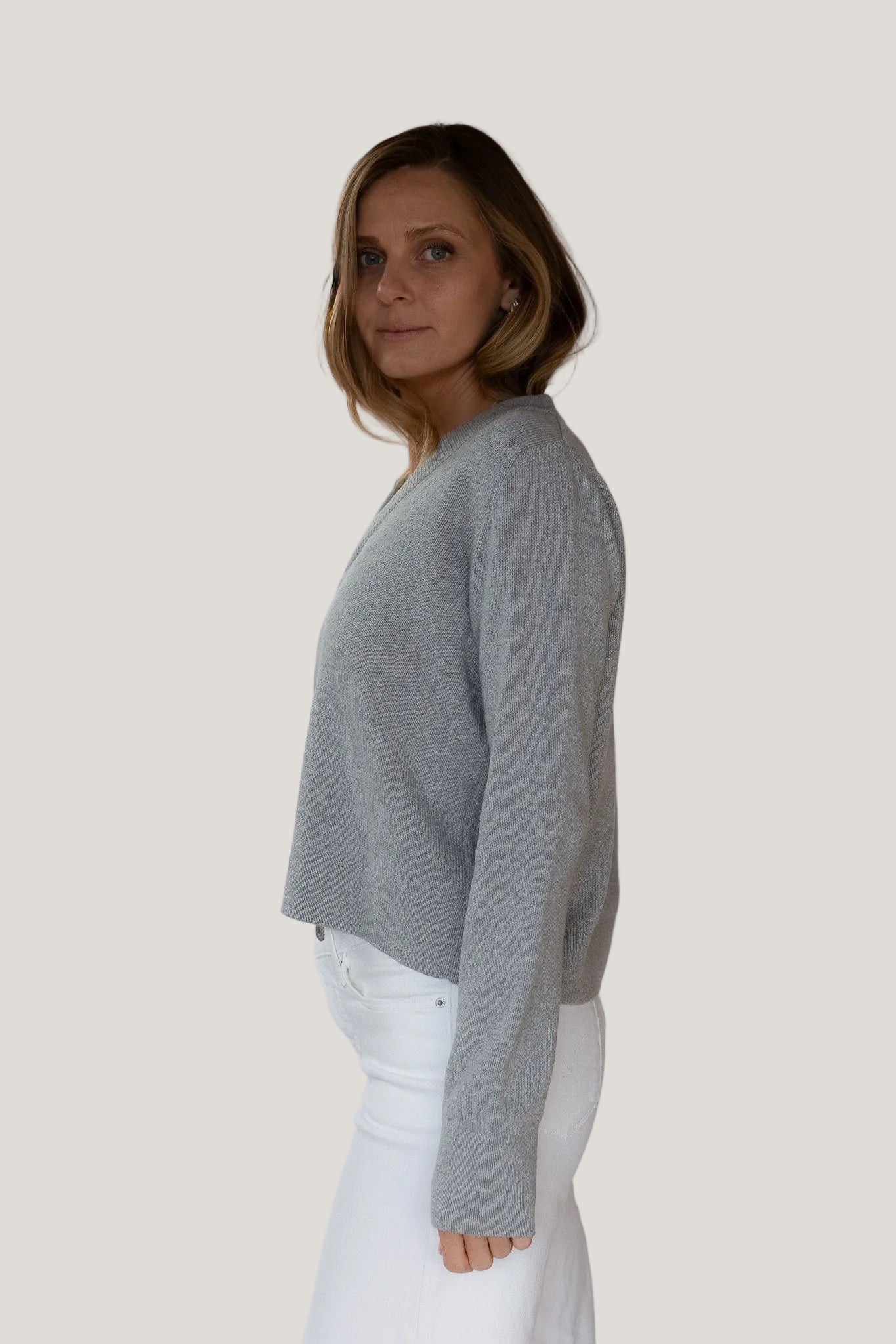 Grauer V-Neck Sweater the Lola aus Bio-Baumwolle & Kaschmir von Pura Clothing