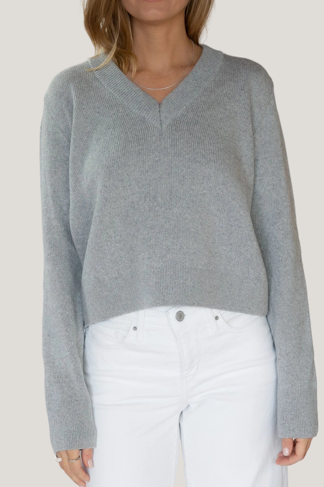 Grauer V-Neck Sweater the Lola aus Bio-Baumwolle & Kaschmir von Pura Clothing