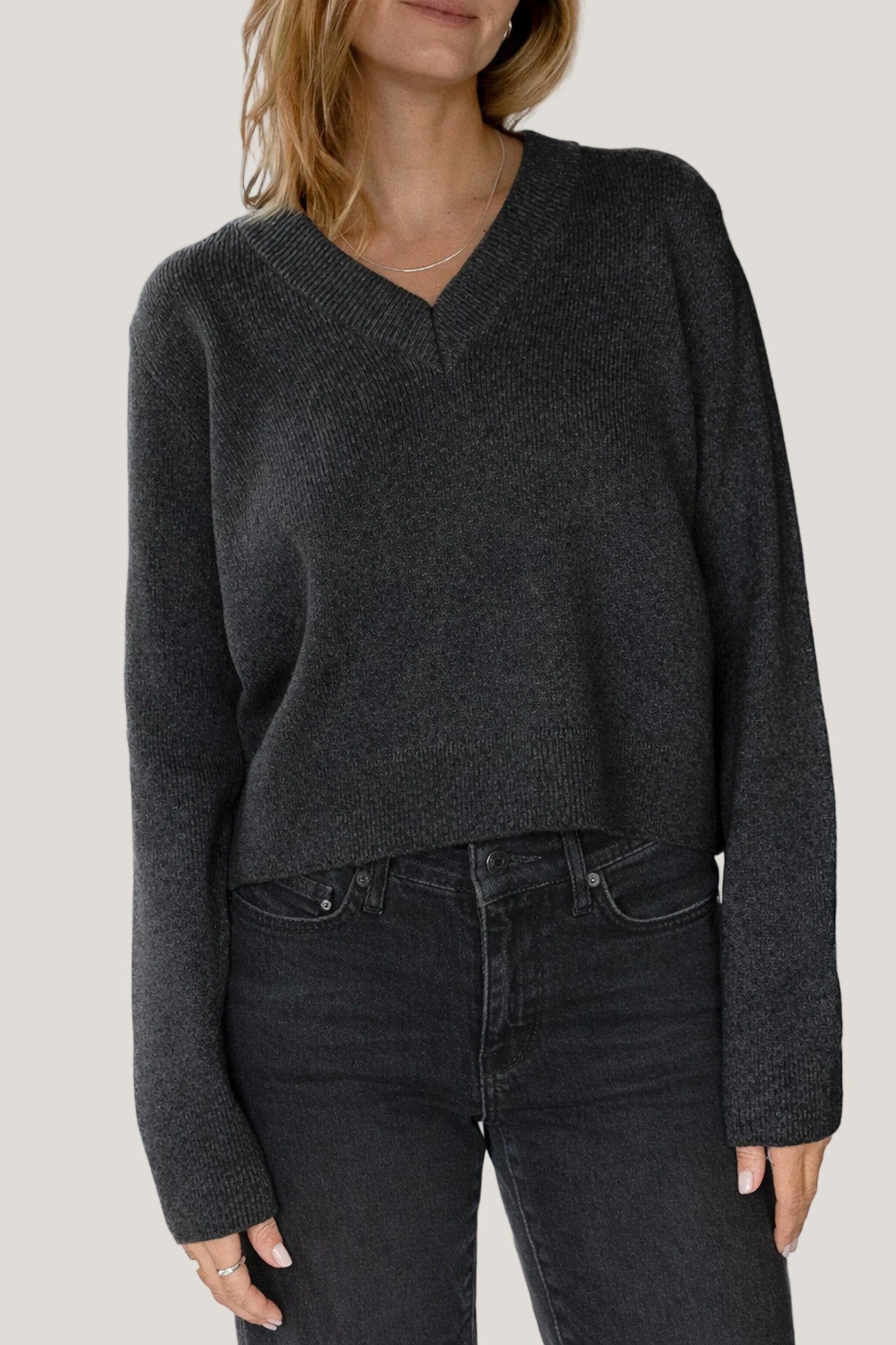 Schwarzer V-Neck Pullover the Lola aus Bio-Baumwolle und recyceltem Kaschmir von Pura Clothing
