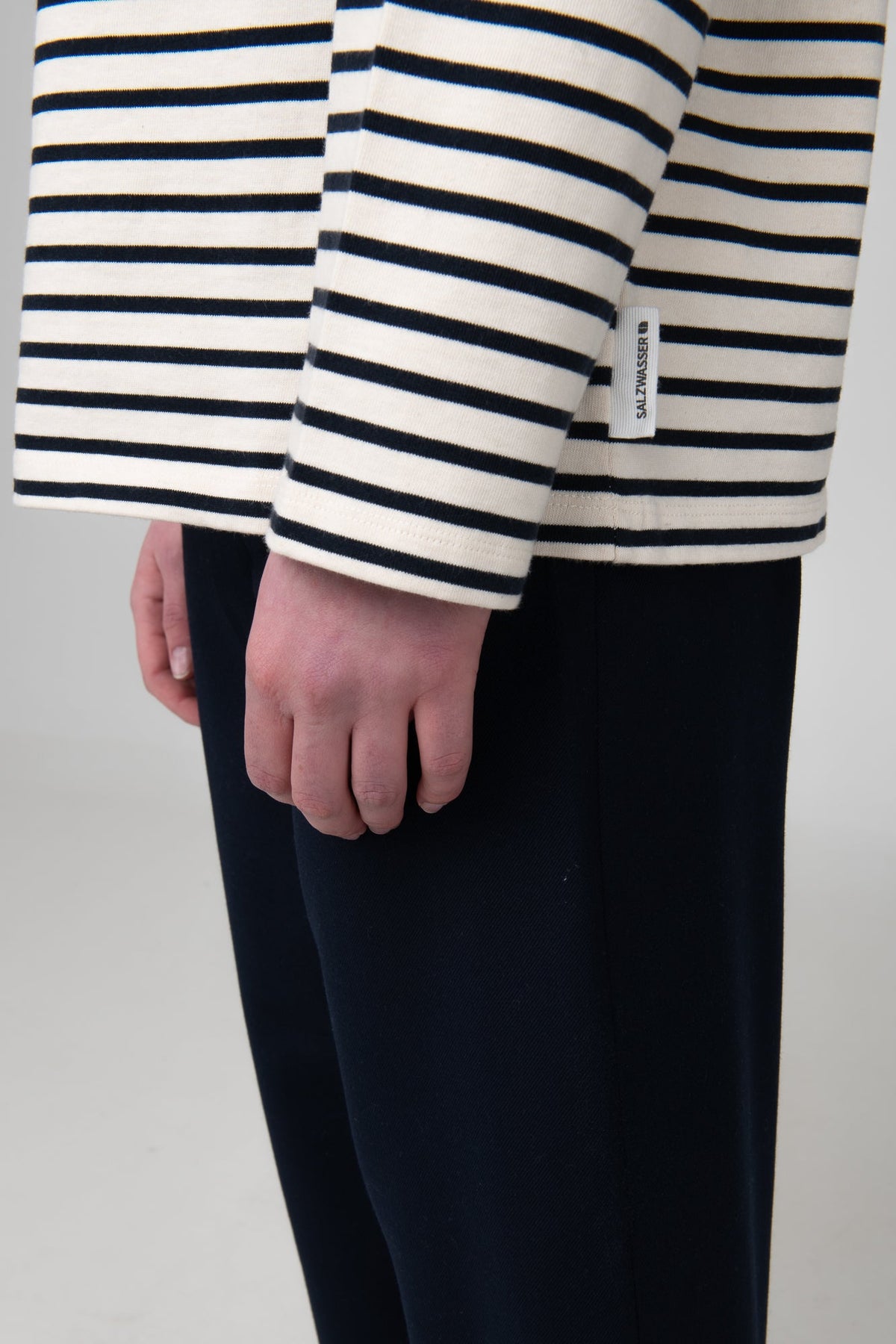 nachhaltiges Longsleeve von SALZWASSER in naturweiß-marine als Loose Fit