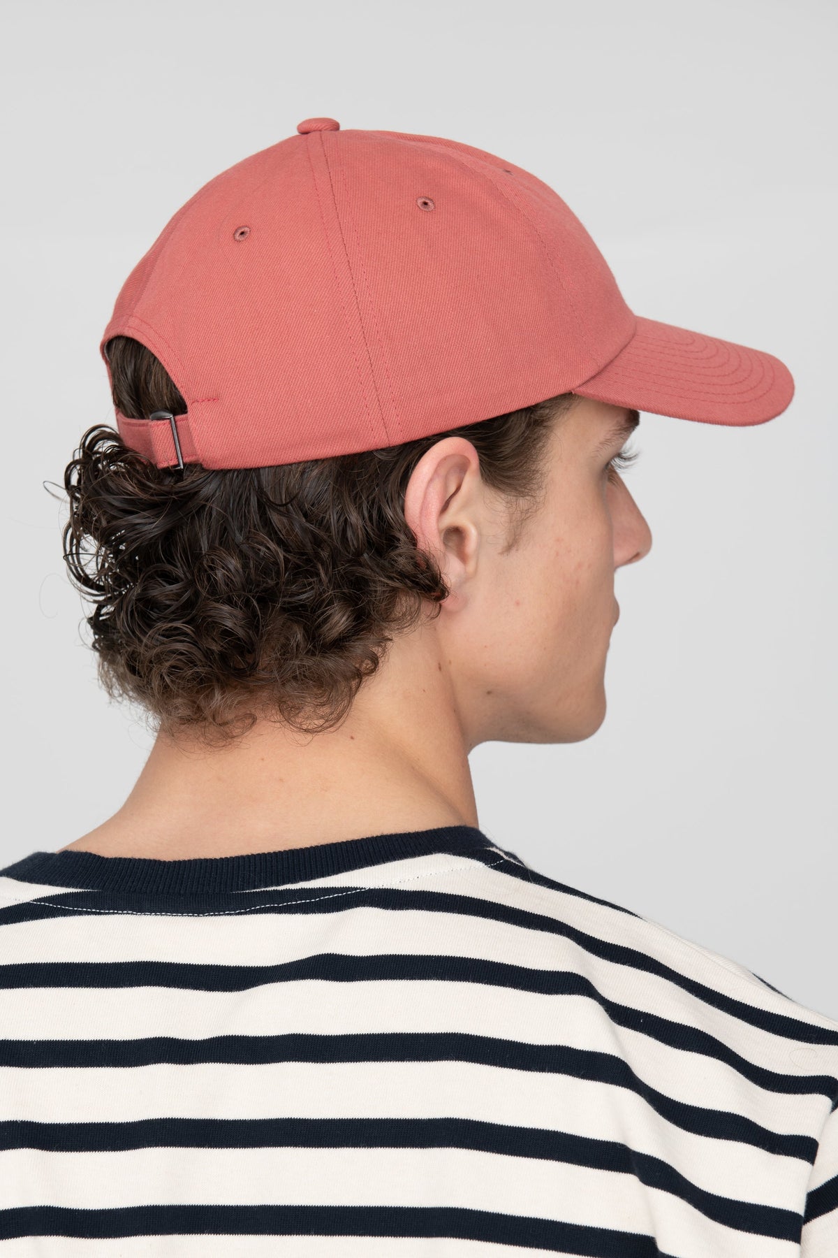 Mann trägt nachhaltige SALZWASSER Cap in klassischer Baseball Form