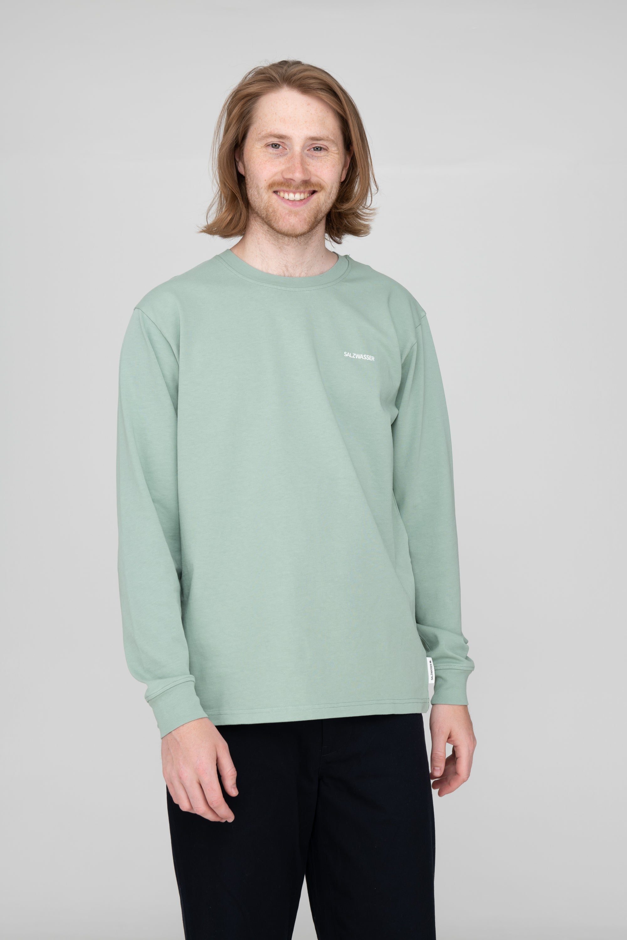 Mann trägt nachhaltiges Longsleeve von SALZWASSER in Salbeigrün