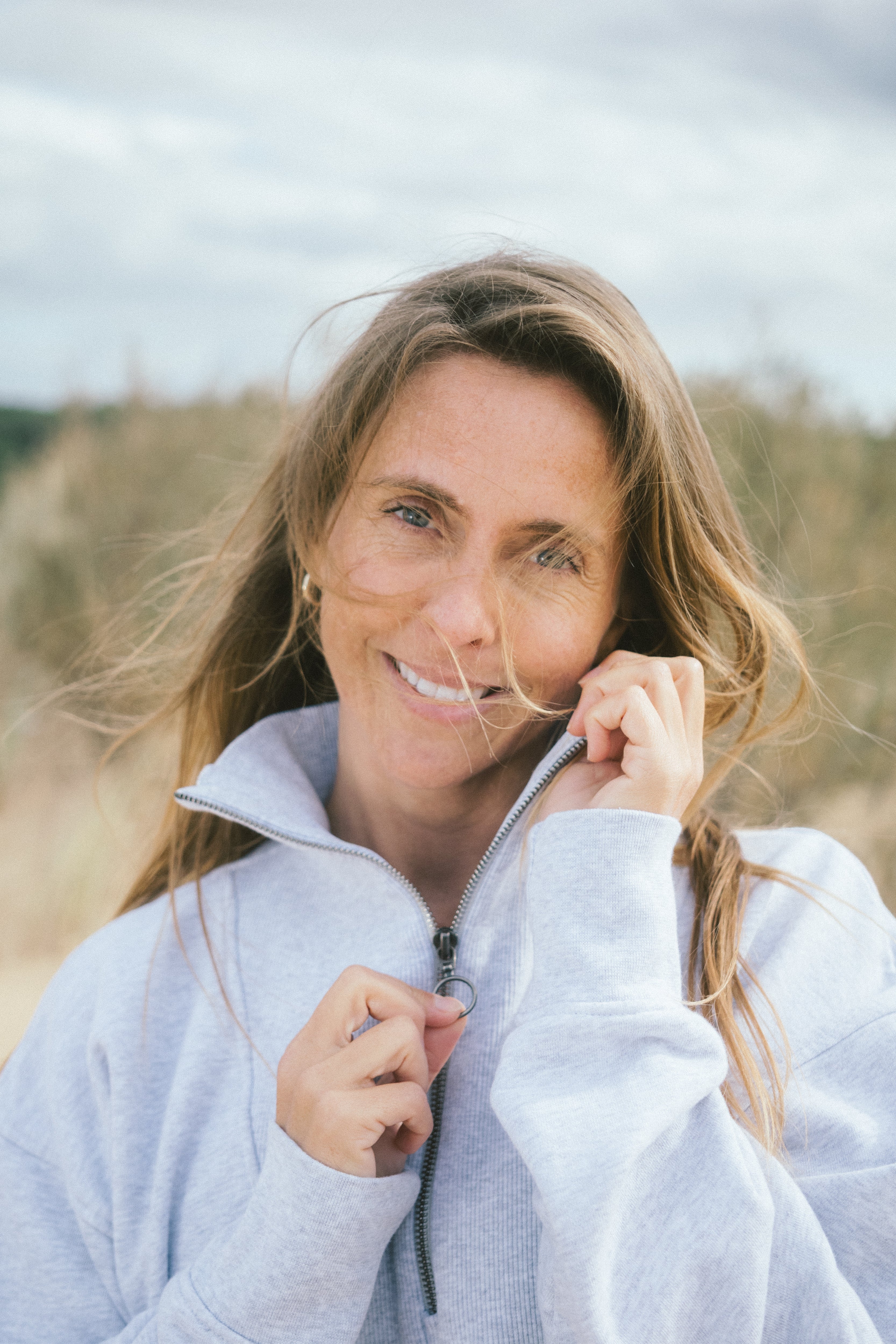 Pull Brit gris clair à demi-zip en coton biologique de la marque SALZWASSER