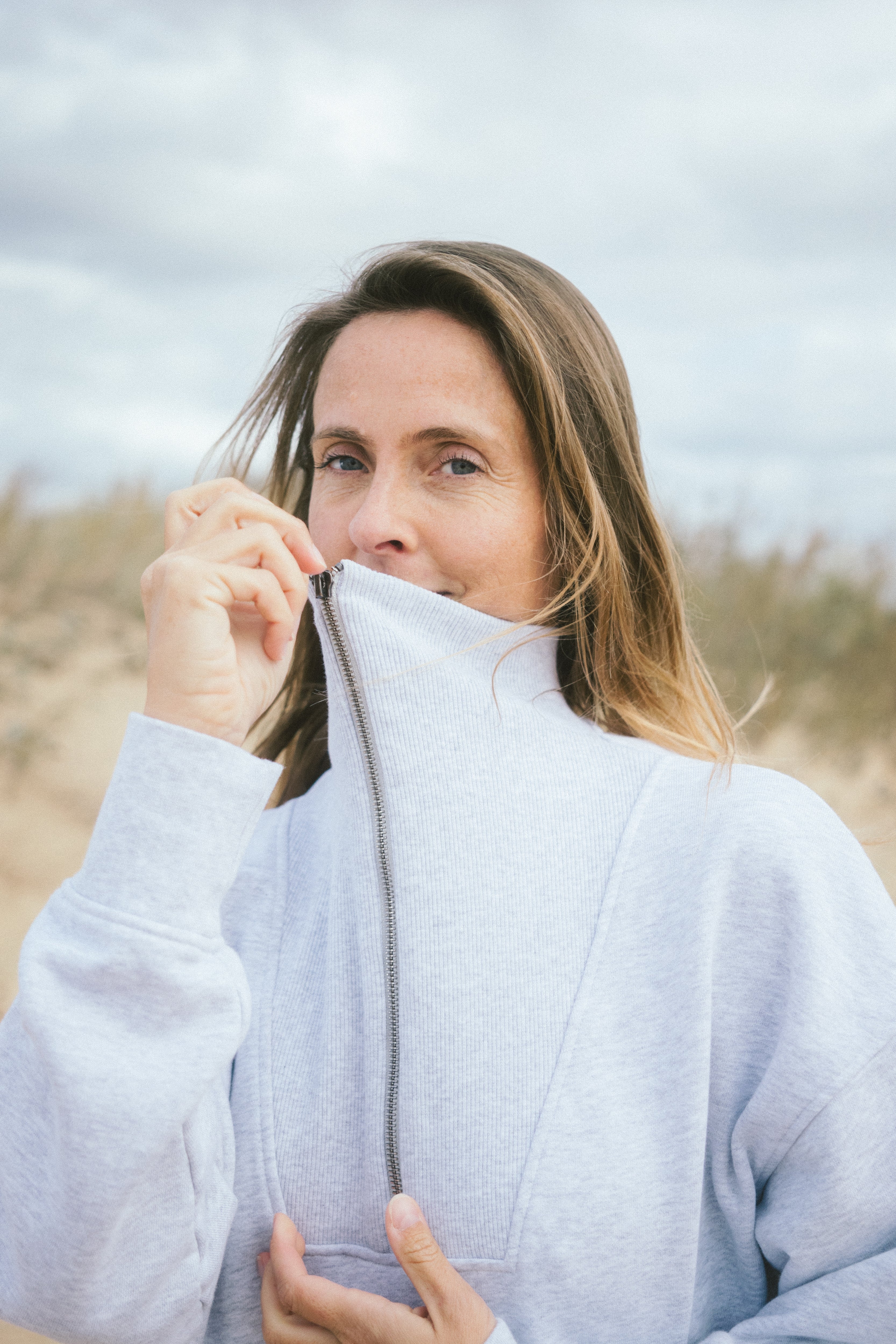 Pull Brit gris clair à demi-zip en coton biologique de la marque SALZWASSER