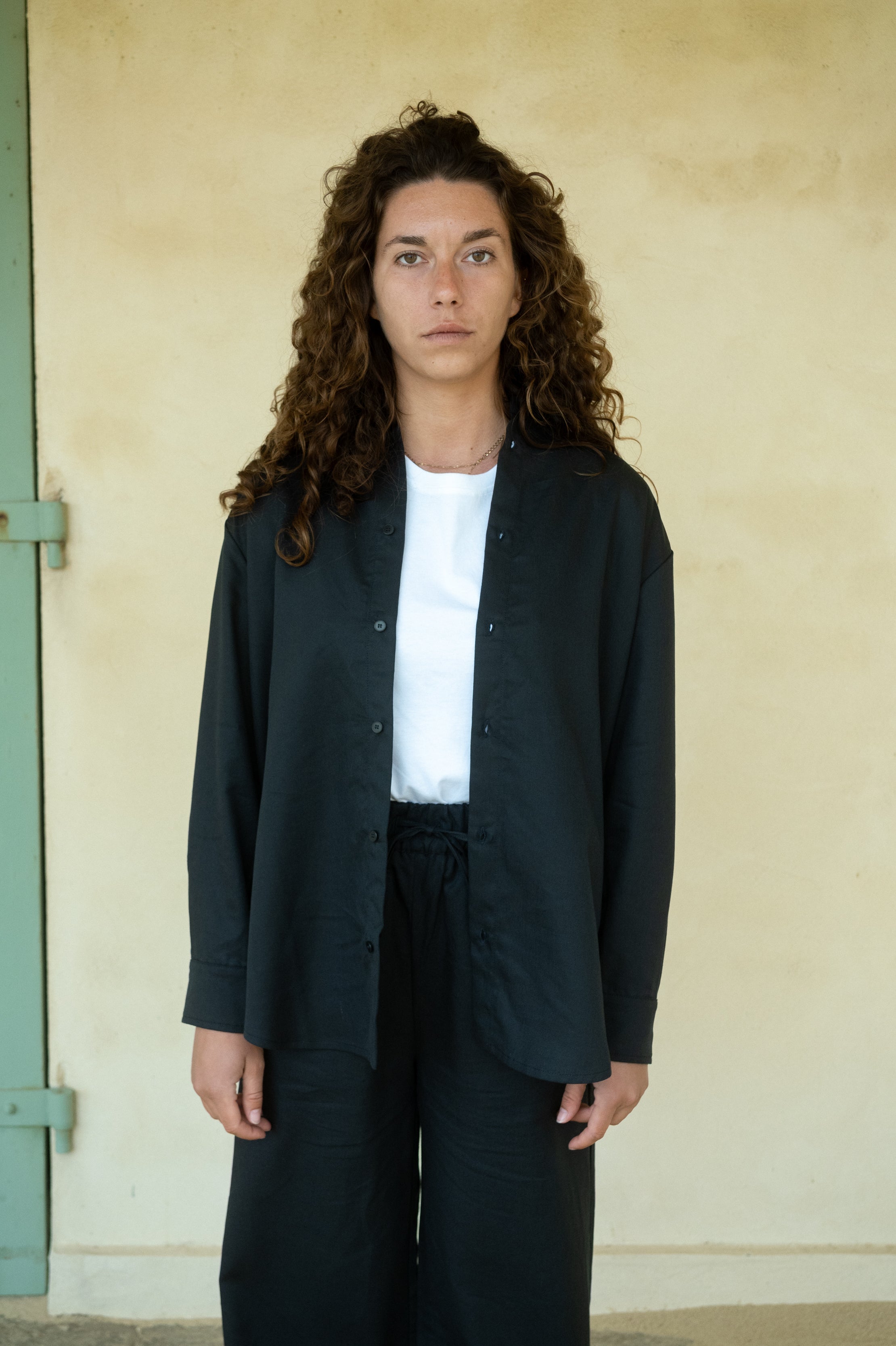Dunkeblaues Hemd Brisa aus Leinen-Tencel von Salzwasser