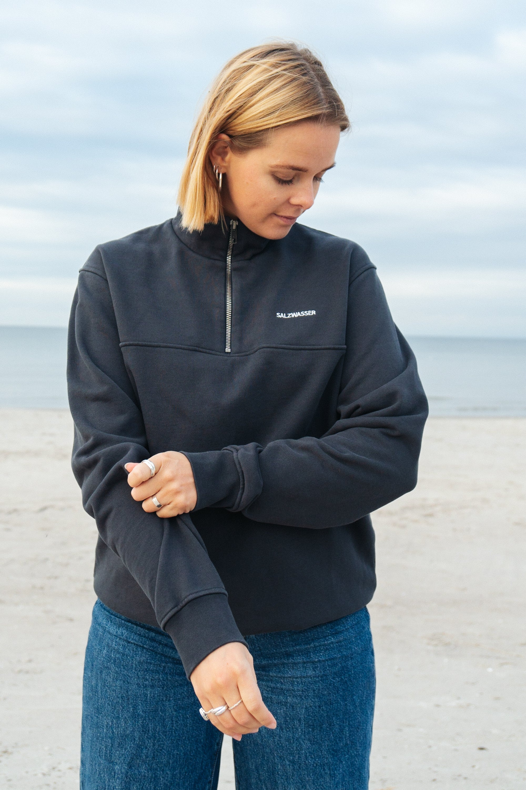 Graublauer Half-Zip Sweater aus Bio-Baumwolle von Salzwasser