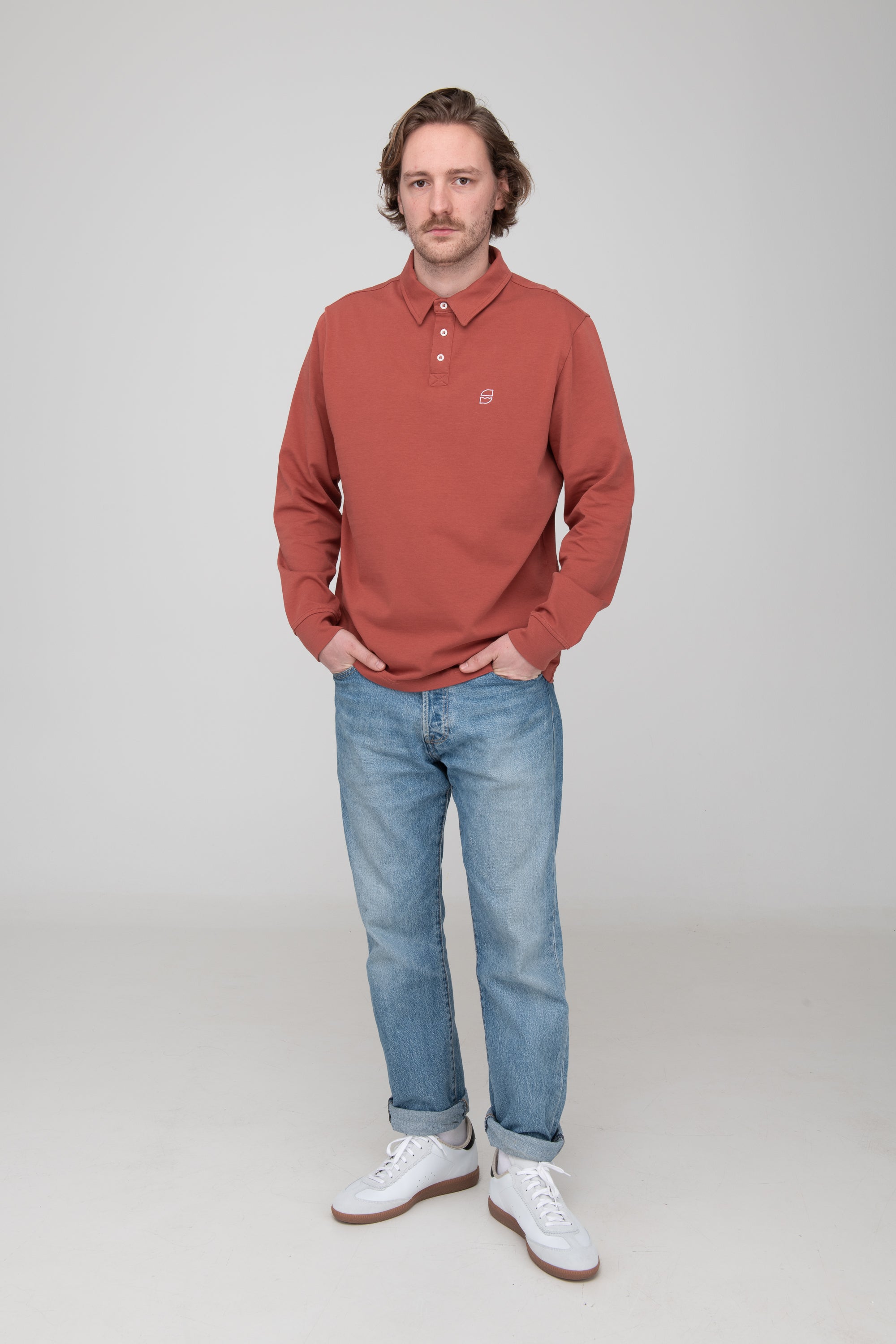 schlichtes und nachhaltiges Polo Longsleeve in Rostrot von SALZWASSER aus Hamburg