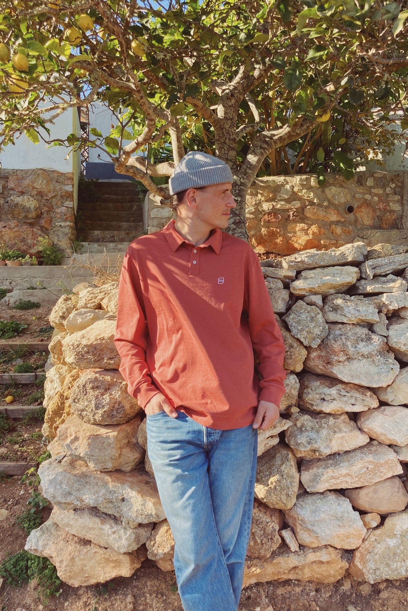 Mann trägt rotes Polo-Longsleeve von SALZWASSER _men