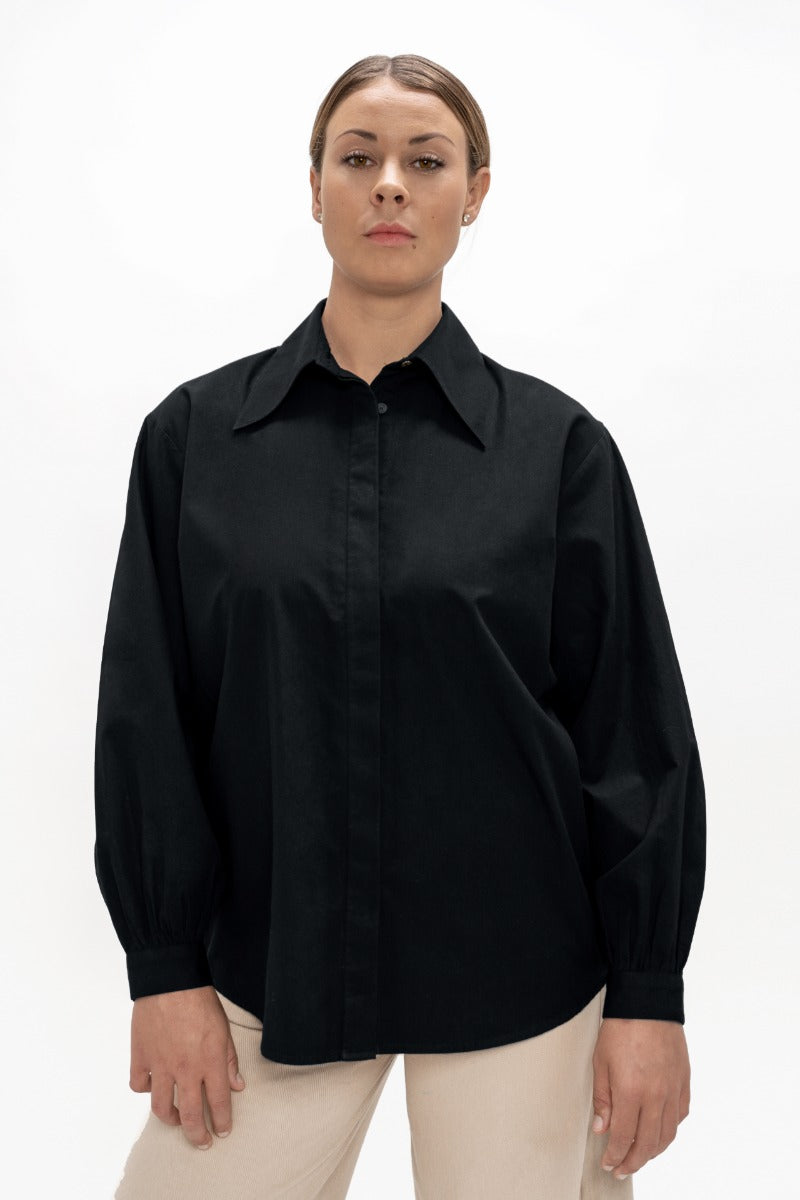 Schwarze, langärmlige Bluse Prague PRG aus Bio-Baumwolle von 1 People