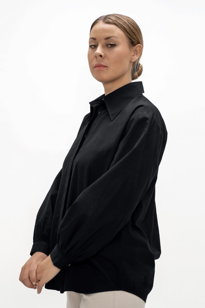 Black long-sleeved blouse Prague PRG made of organic cotton by 1 People