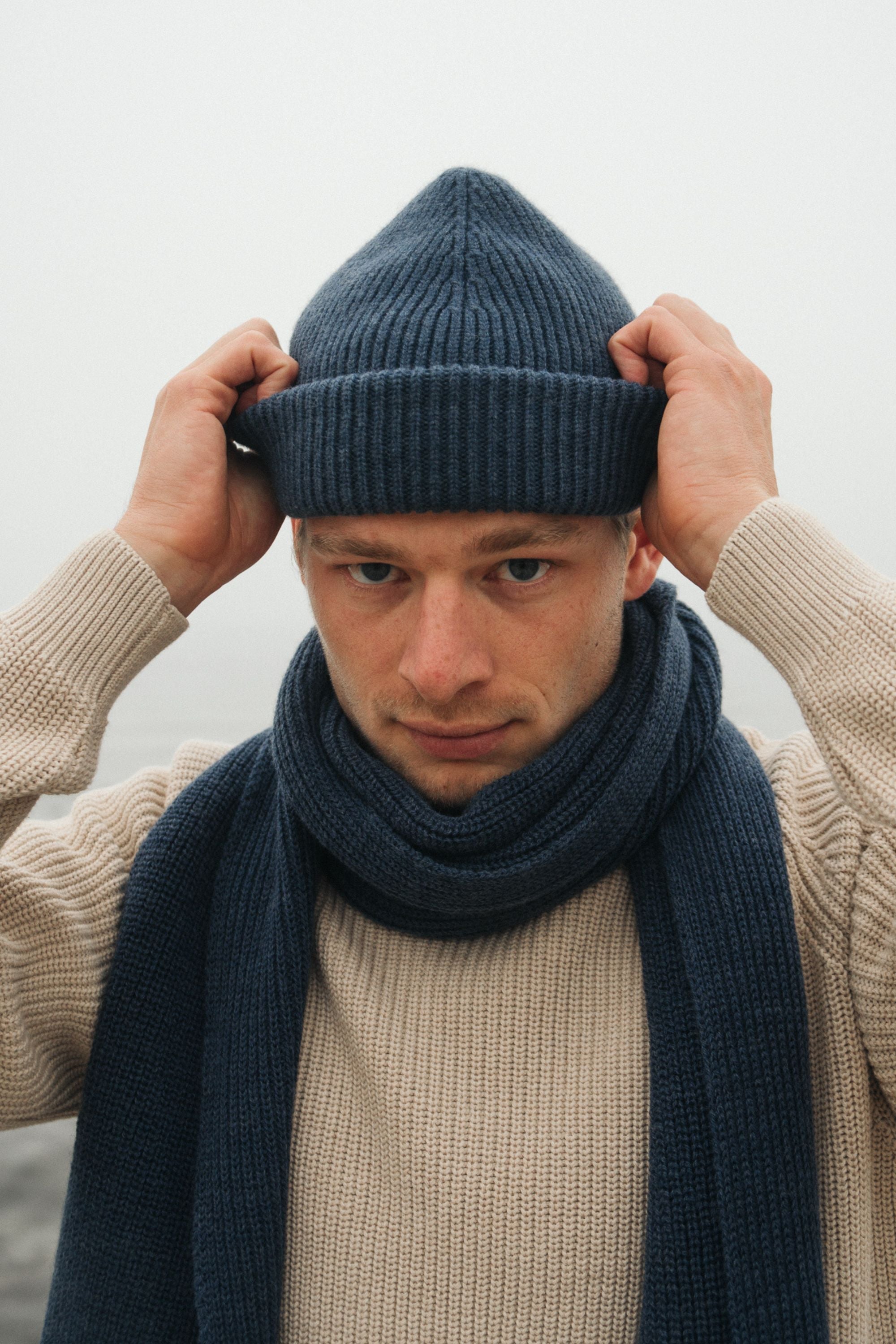 Fair produzierte FIsherman Beanie von SALZWASSER aus Merinowollle in Indigoblau