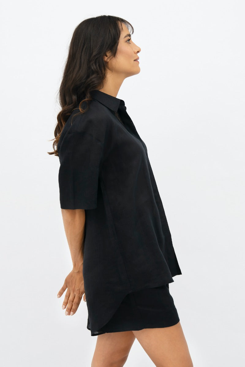 Black short-sleeved blouse Seville SVQ made of 100% linen by 1 People