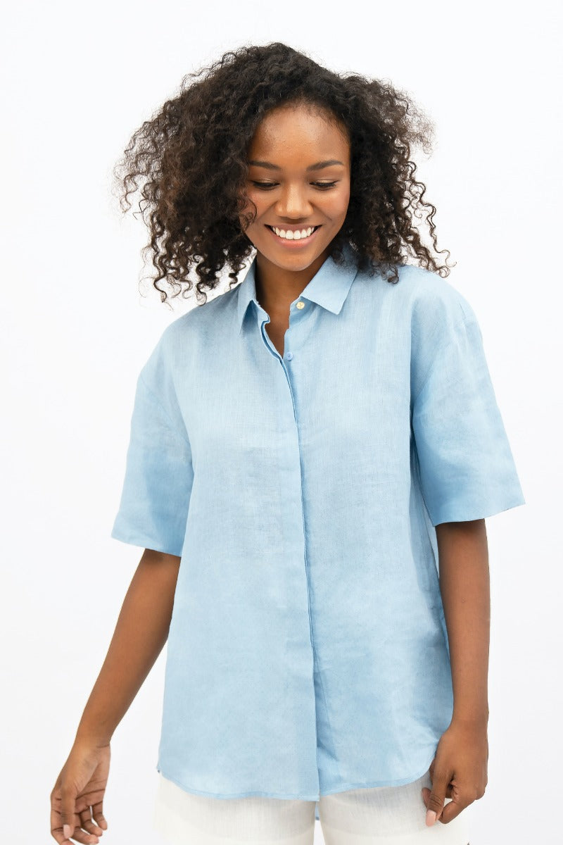 Light blue short-sleeved blouse Seville SVQ made of 100% linen by 1 People