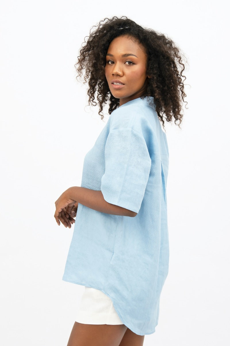 Light blue short-sleeved blouse Seville SVQ made of 100% linen by 1 People