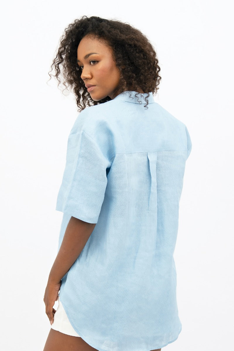 Light blue short-sleeved blouse Seville SVQ made of 100% linen by 1 People