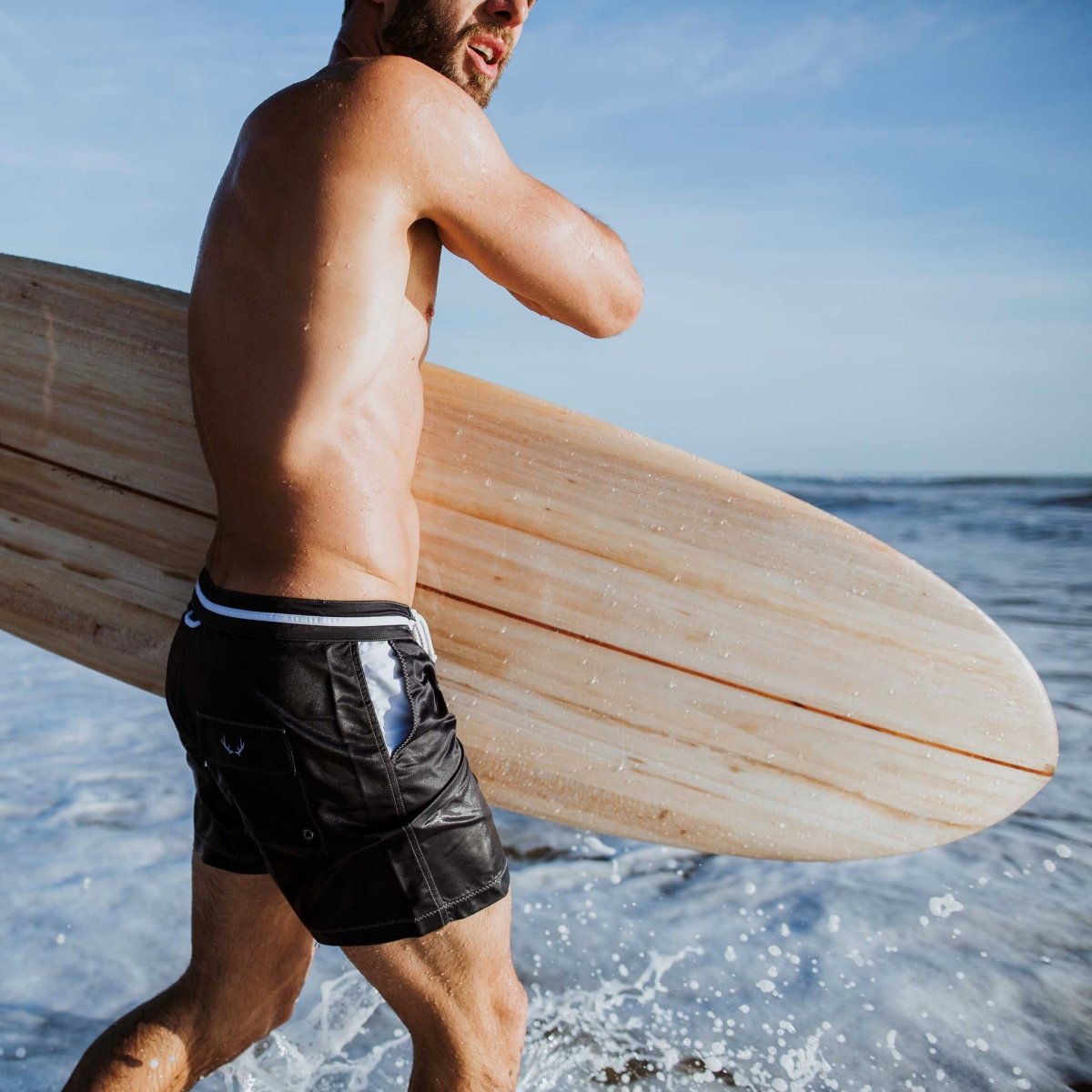 Short de bain homme bleu marine en polyester recyclé - details oranges - BLUEBUCK