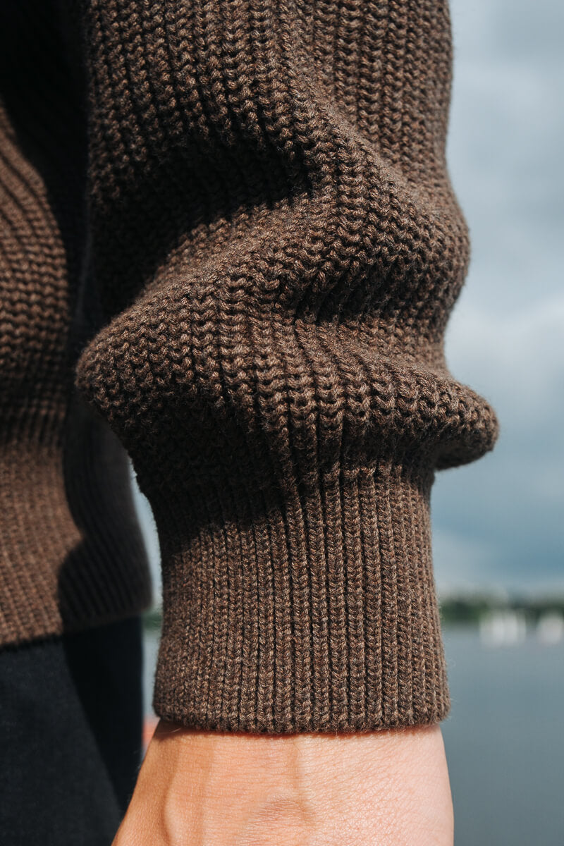 Hochwertige Rippbündchen an nachhaltigem Strickpullover von SALZWASSER in Braun