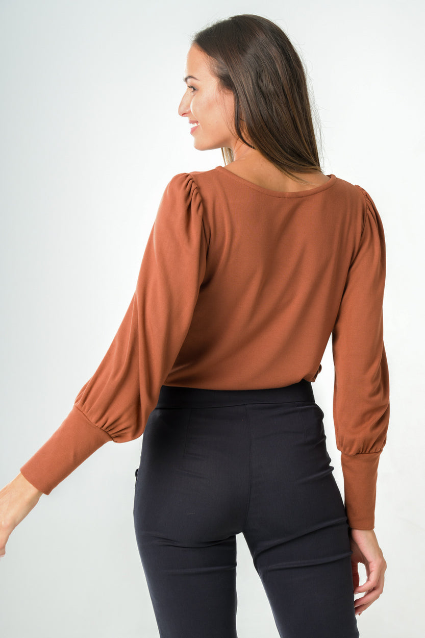 Top à manches bouffantes en modal, doux et éco-responsable, offrant confort et élégance avec une coupe tendance.