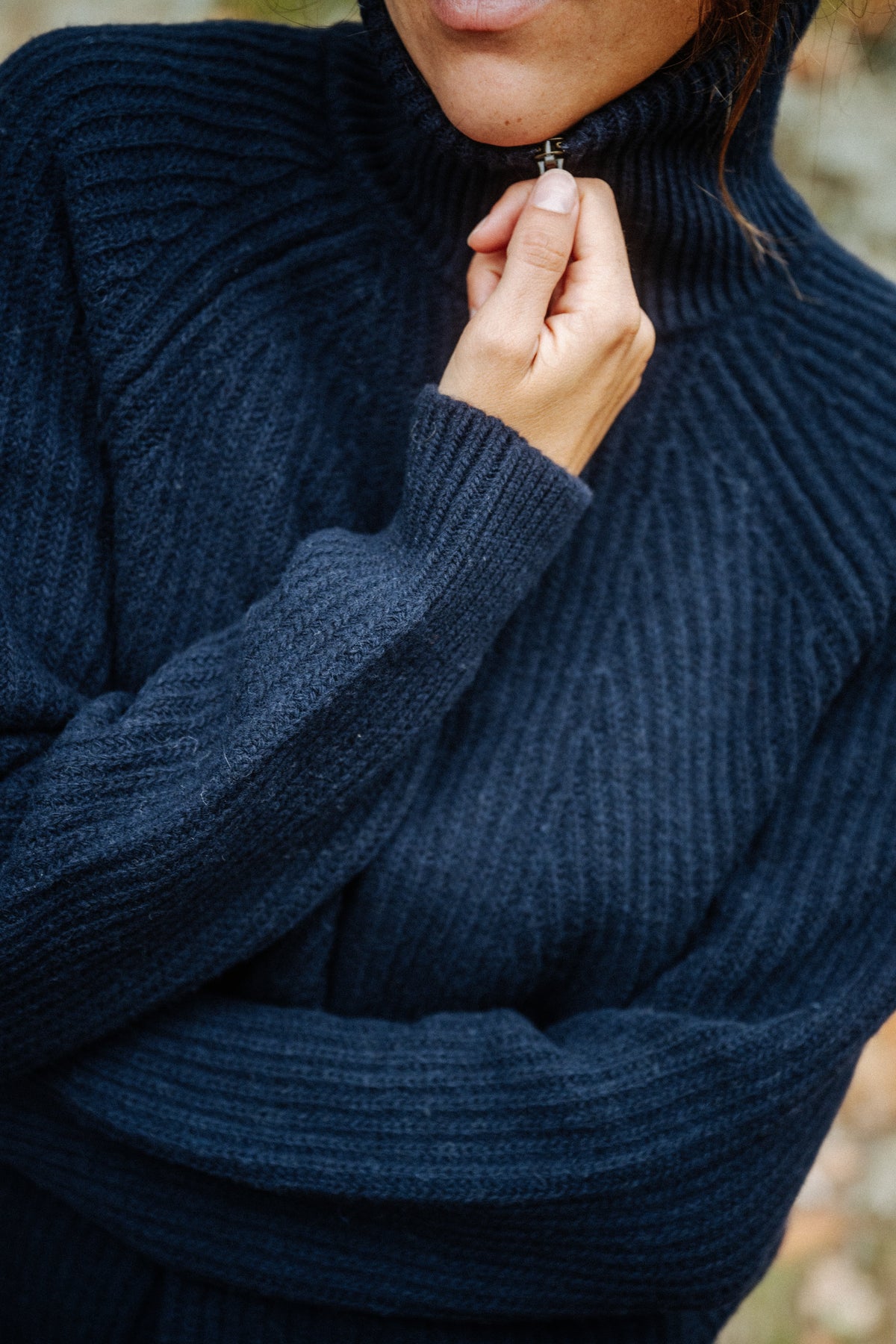 In Italien produzierter blauer Damen Troyer mit Stehkragen und Reißverschluss