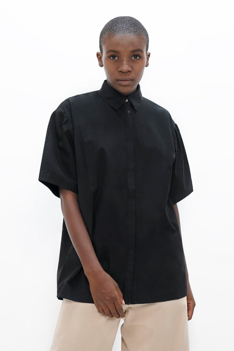 Black short-sleeved blouse Vienna VIE made of organic cotton by 1 People