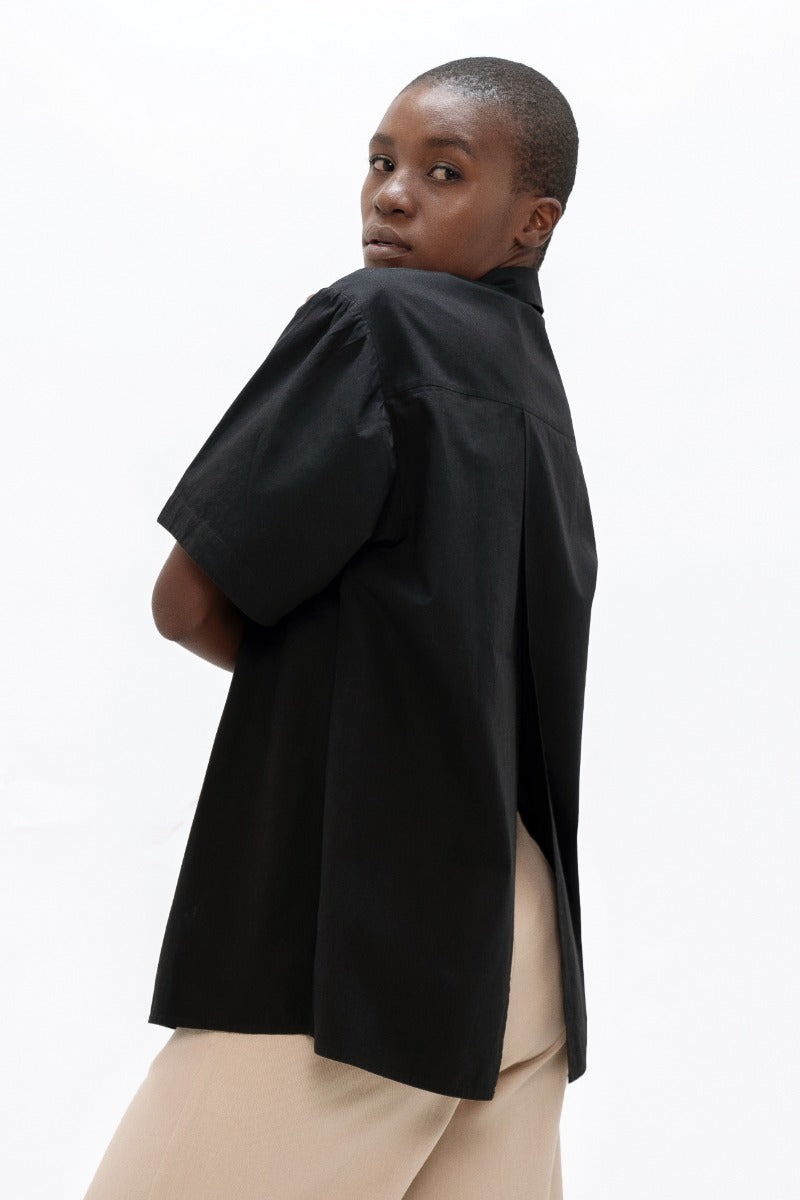 Schwarze, kurzärmlige Bluse Vienna VIE aus Bio-Baumwolle von 1 People