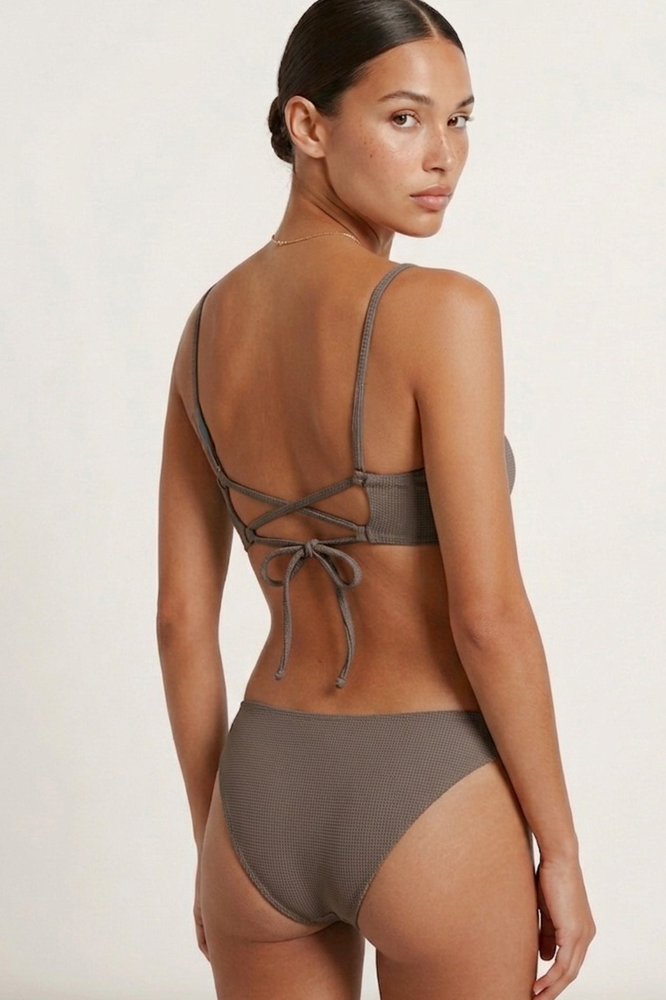 Bas de bikini marron KALIMERA en polyamide recyclé par Pura Clothing 