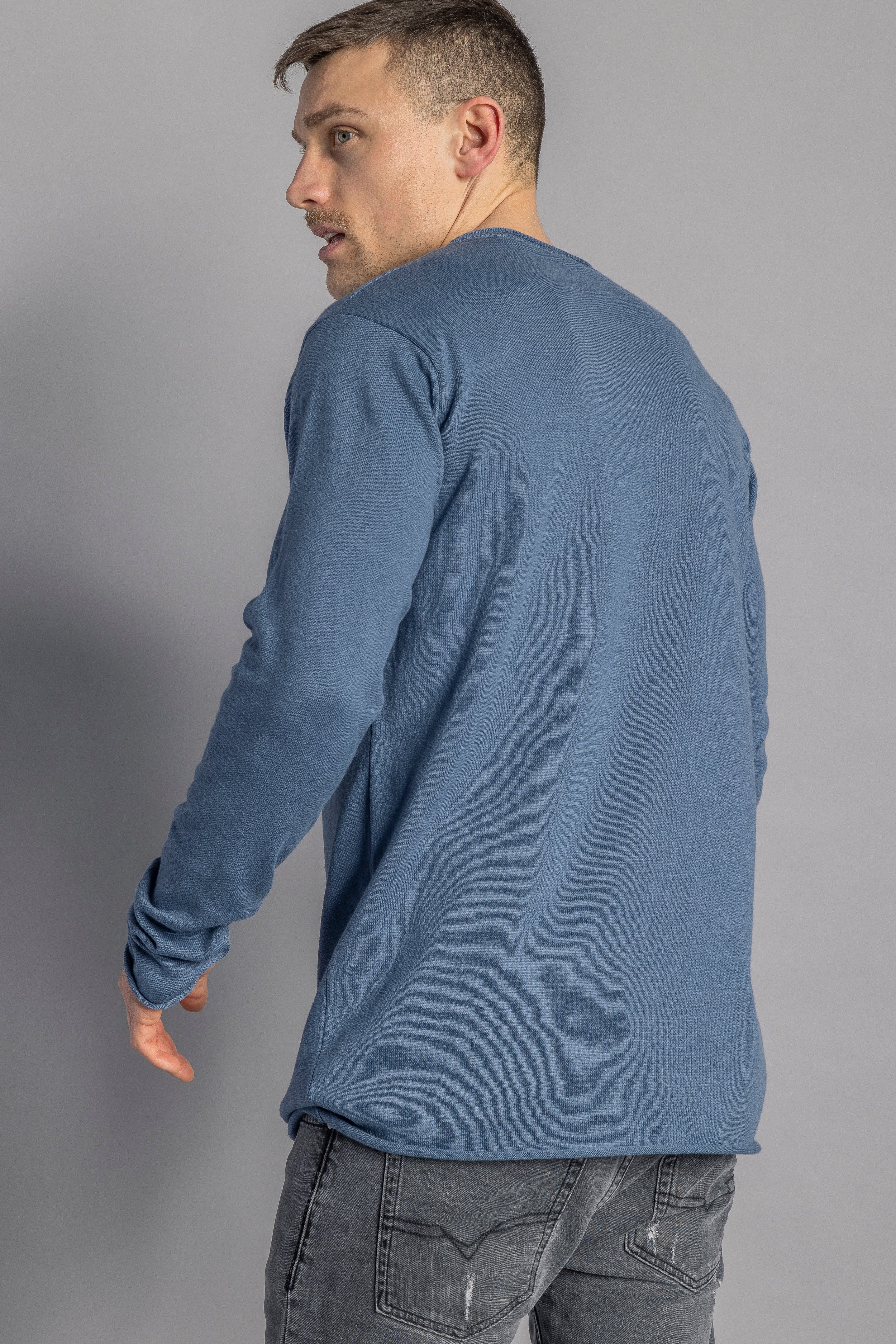Pull bleu tricoté à manches longues en coton 100% biologique de DIRTS