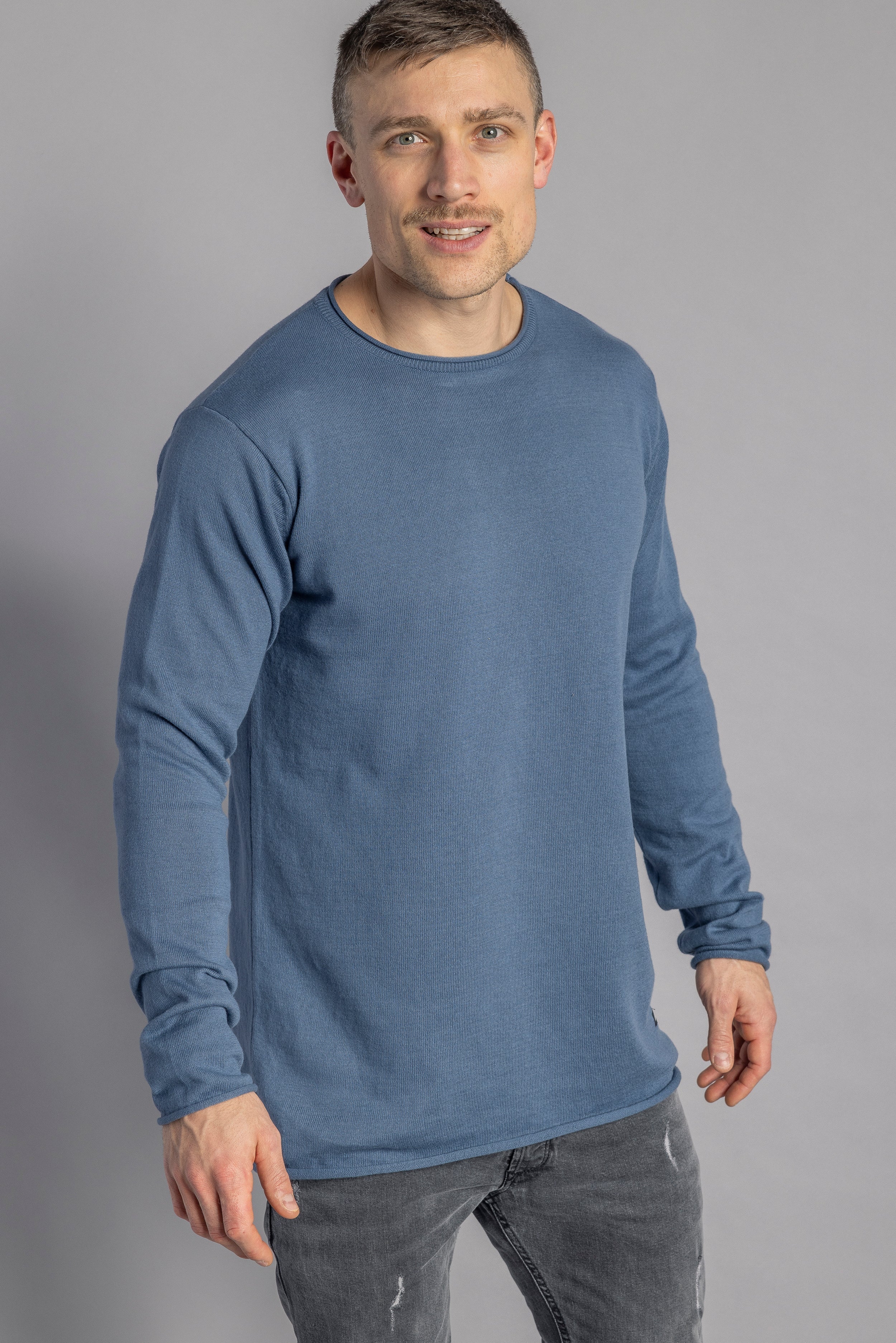 Pull bleu tricoté à manches longues en coton 100% biologique de DIRTS